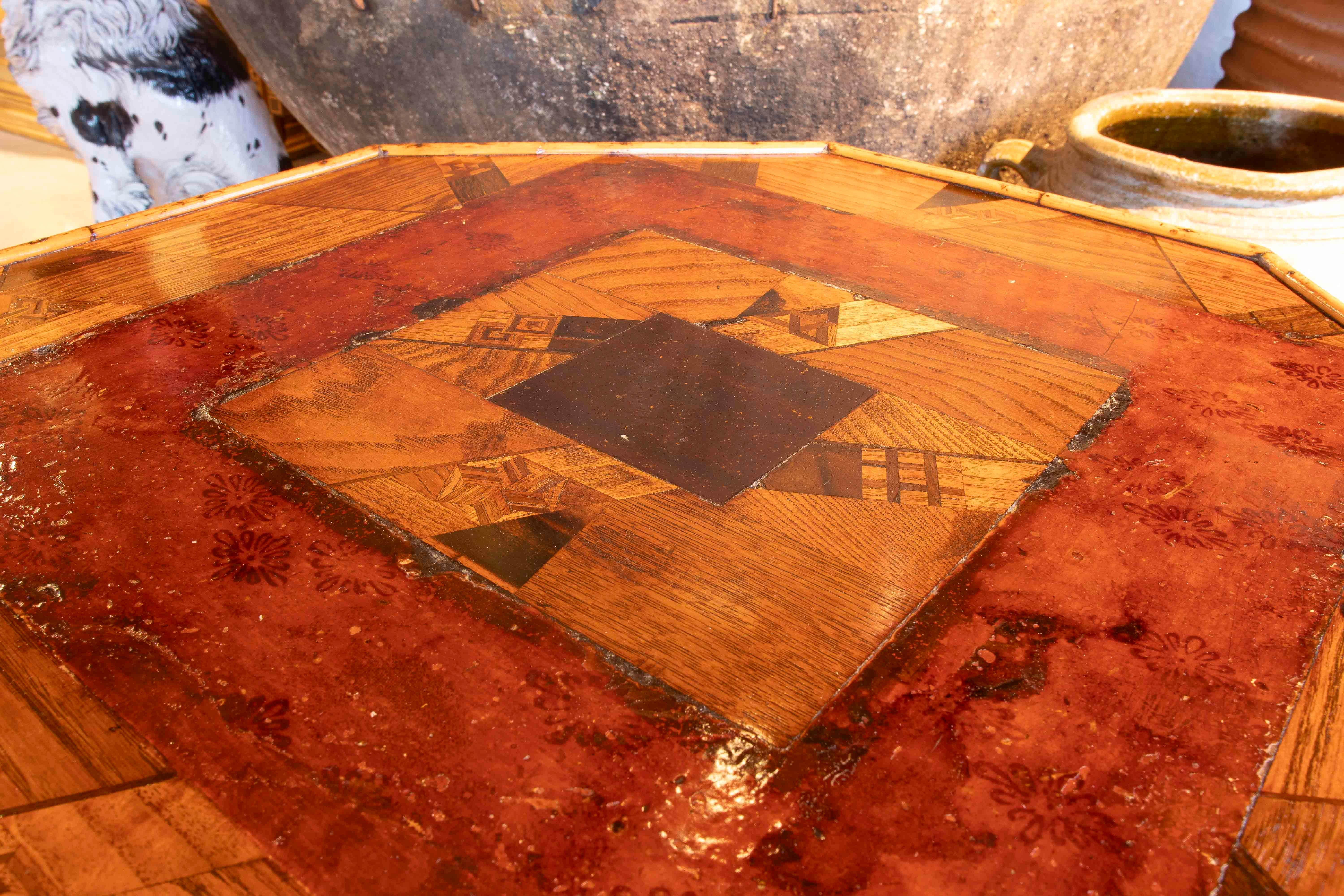 Tavolino ottagonale in bambù del 1880 con intarsi in Wood e ripiano inferiore in vendita 2