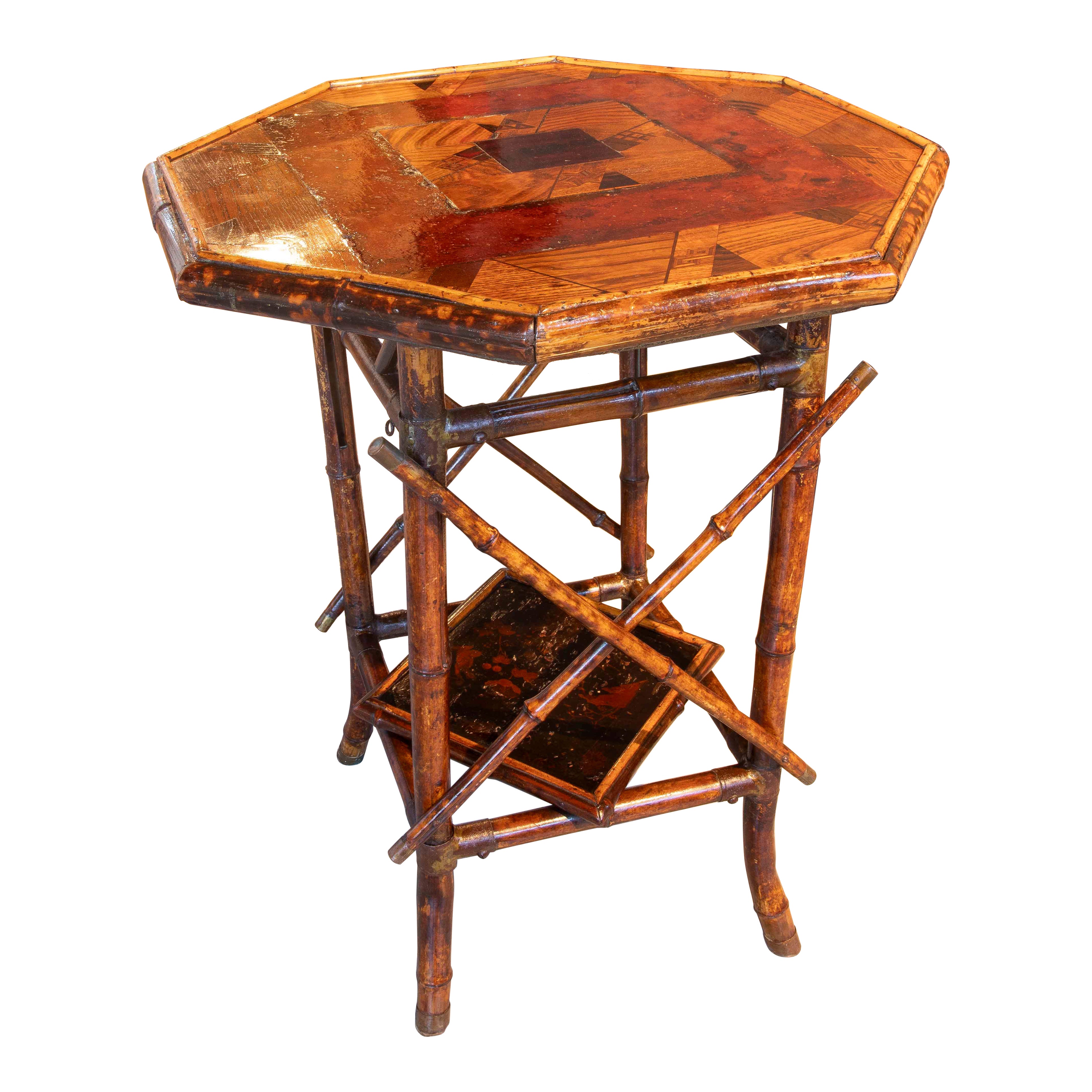 Tavolino ottagonale in bambù del 1880 con intarsi in Wood e ripiano inferiore in vendita