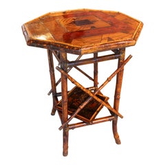 Tavolino ottagonale in bambù del 1880 con intarsi in Wood e ripiano inferiore