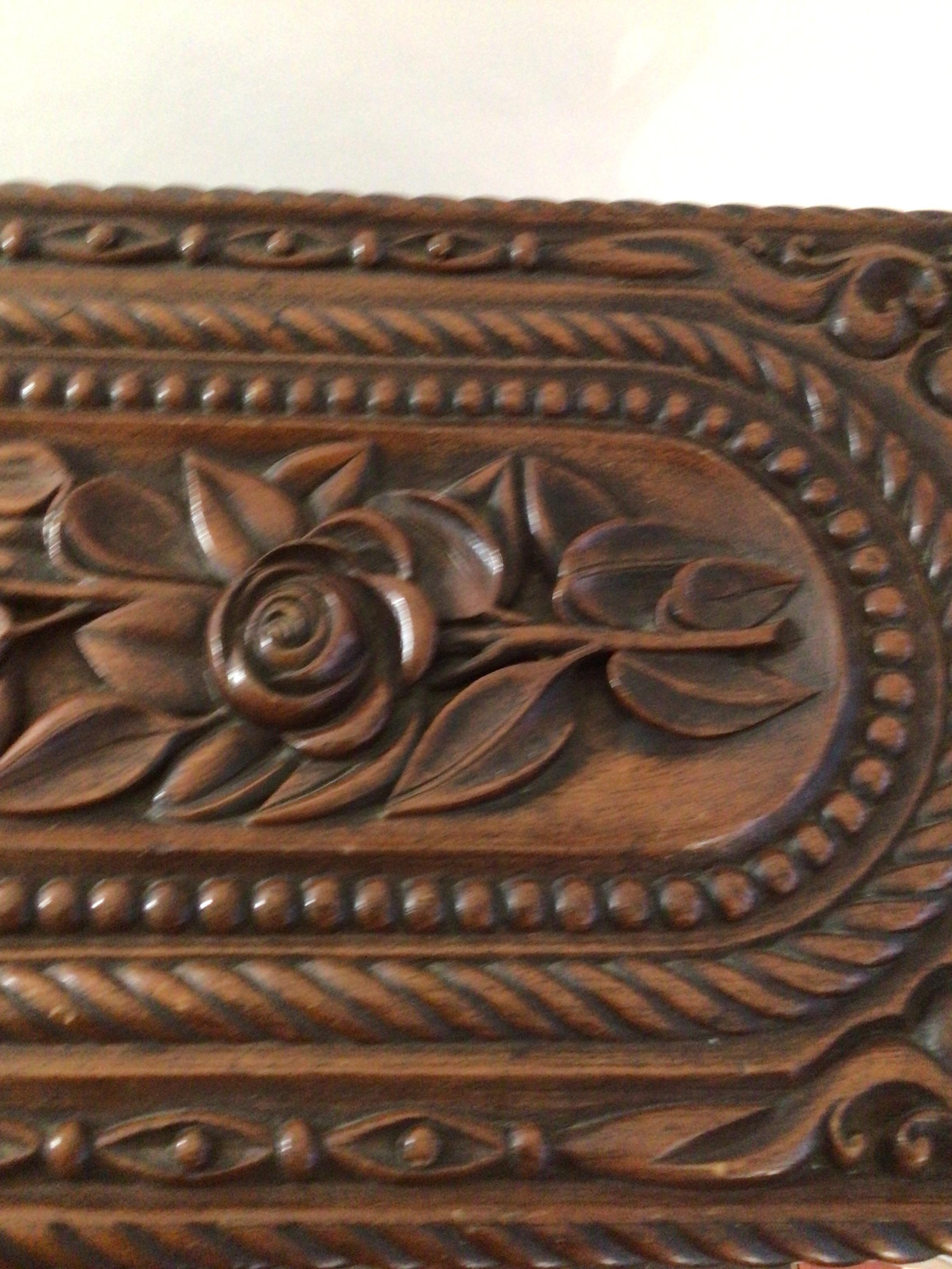 Boîte à bijoux victorienne surdimensionnée en bois sculpté des années 1880  en vente 4