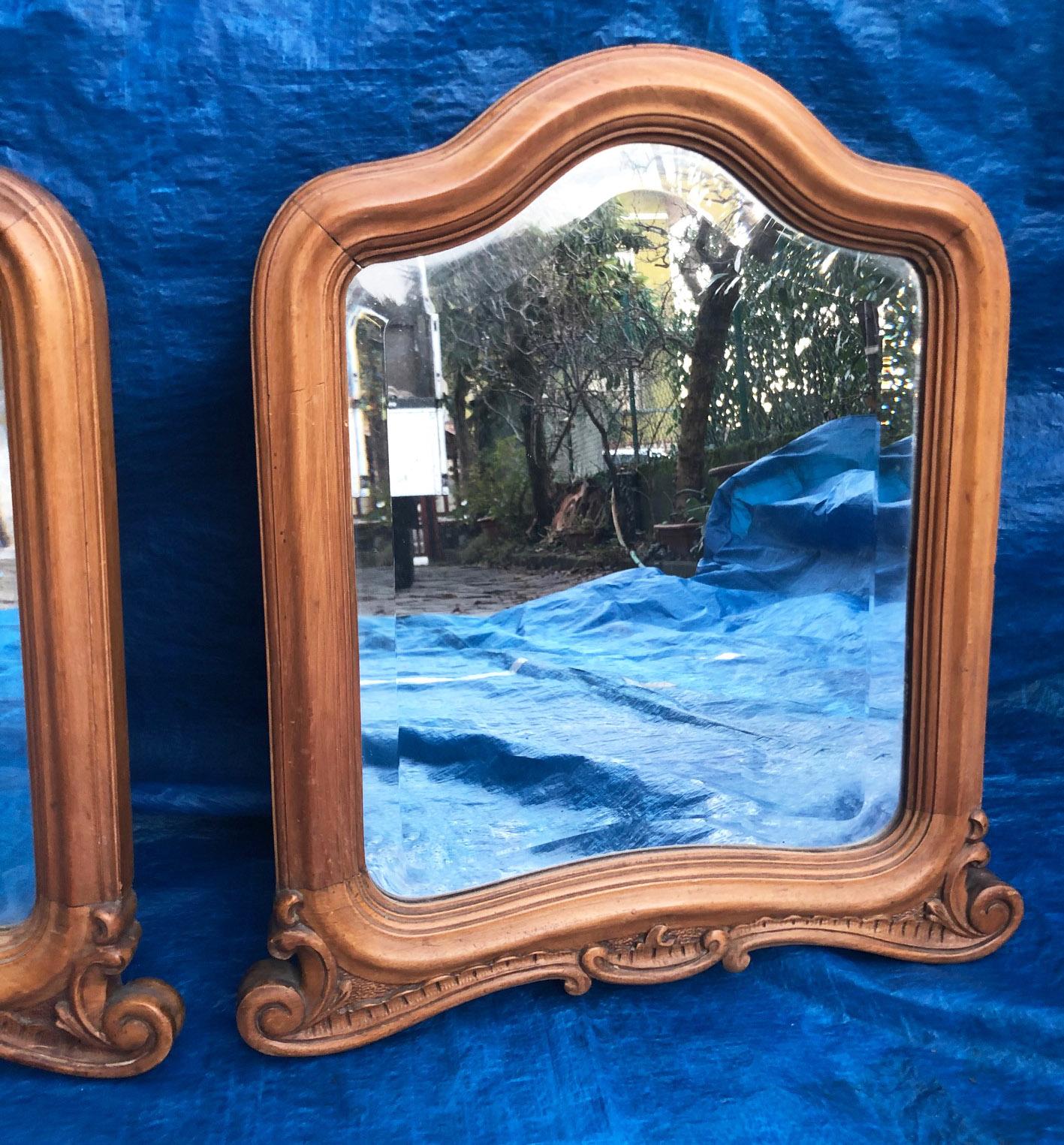 Pair of mirrors, original antique, shaped, excellent shape.
Frame in walnut.
They will be delivered in a specific wooden case for export, packed in bubble wrap.
Comes from an old country house in the Pisa area of Tuscany.
The paint is original in