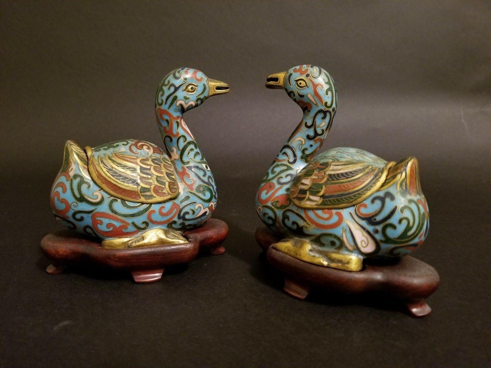 Encensoir chinois en bronze émaillé cloisonné en forme de canards assis sur la base en bois ajustée. Il a été conçu avec soin dans les moindres détails.


    
