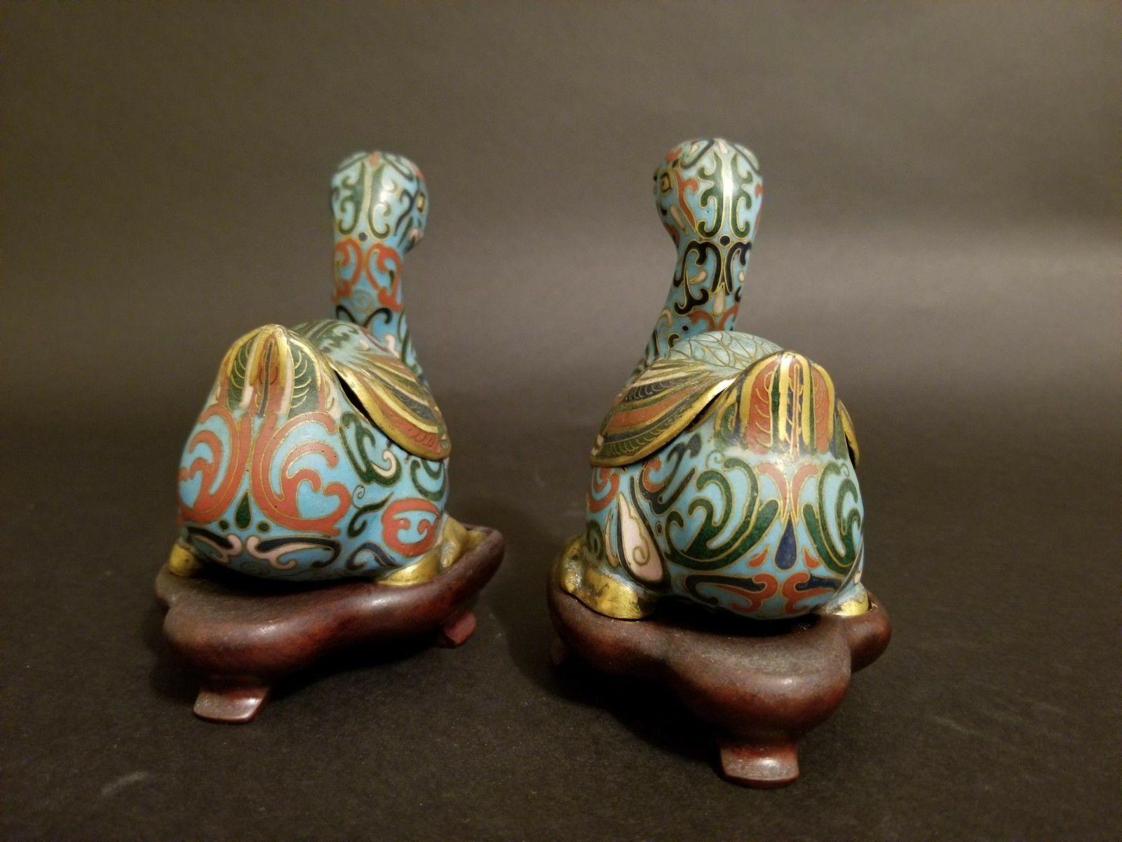 Qing Coppia di portacenere cinesi in smalto cloisonné del 1880, anatre su base in Wood in vendita