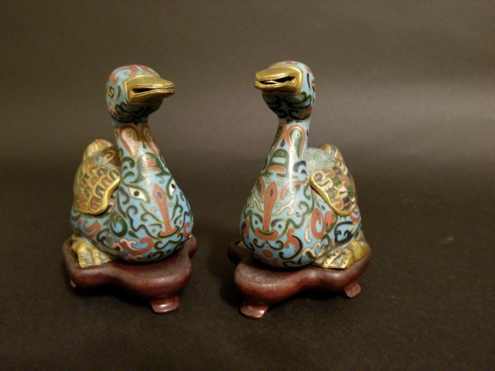 Chinois Paire d'encensoirs chinois en émail cloisonné des années 1880, canards sur la base en bois ajustée en vente