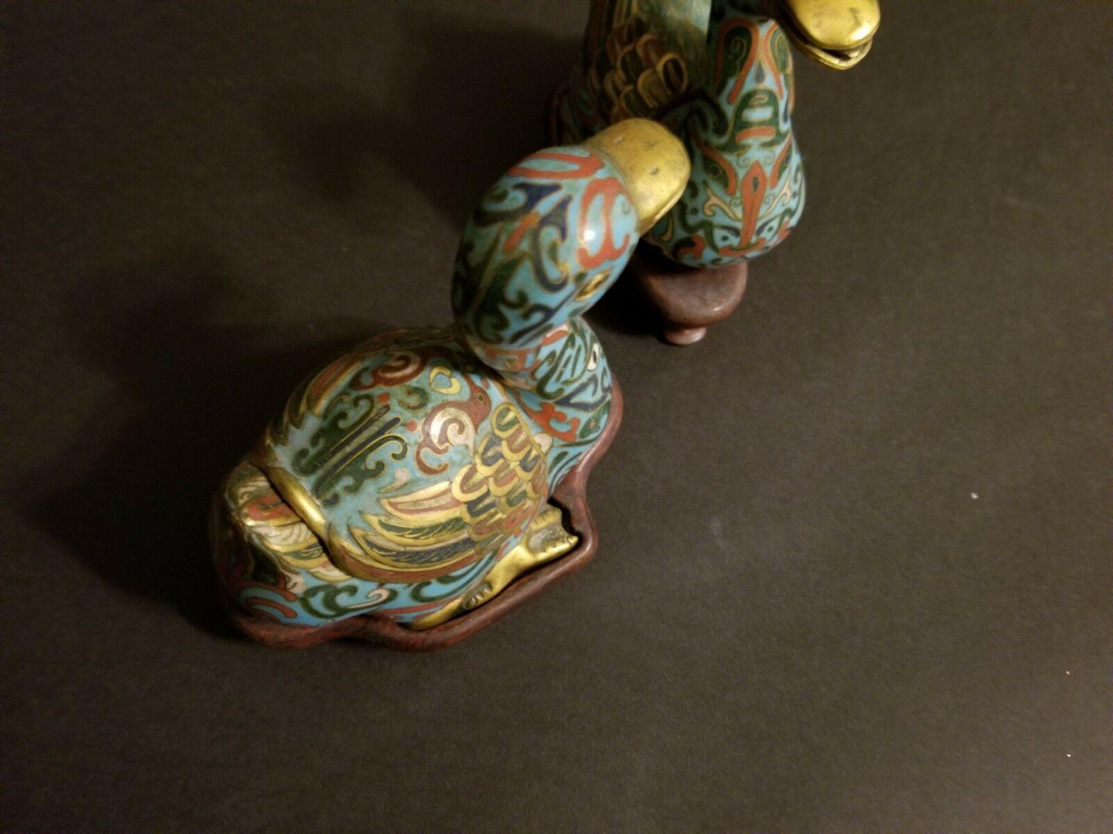 Cloisonné Paire d'encensoirs chinois en émail cloisonné des années 1880, canards sur la base en bois ajustée en vente