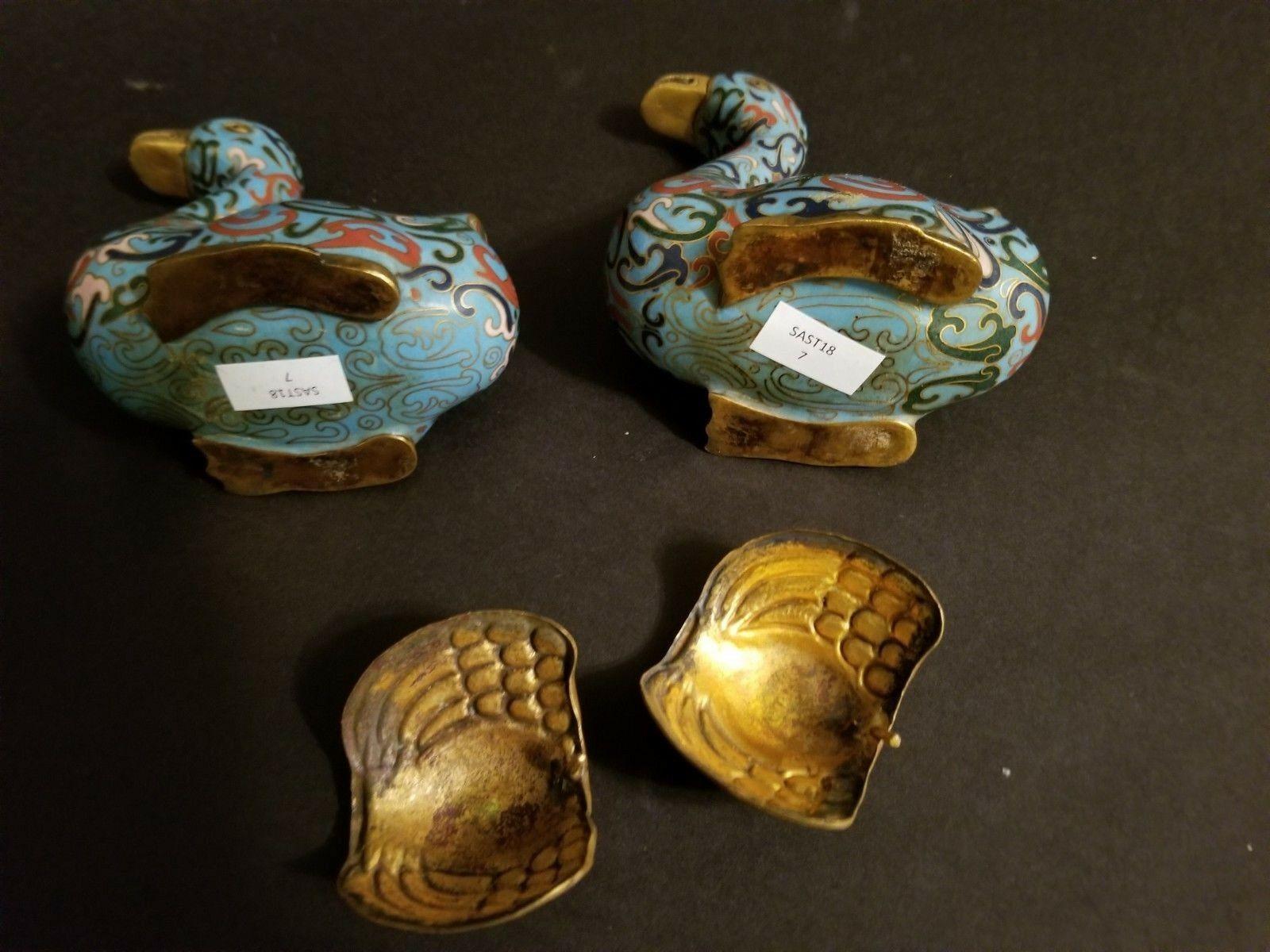 Cuivre Paire d'encensoirs chinois en émail cloisonné des années 1880, canards sur la base en bois ajustée en vente