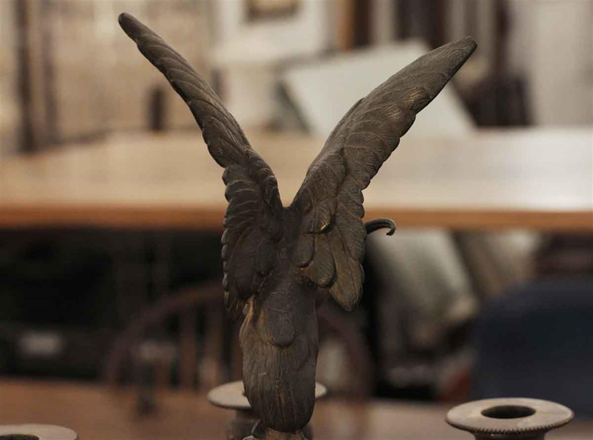 1880s Par de candelabros de bronce macizo de 6 brazos con detalles de pájaros garza 3