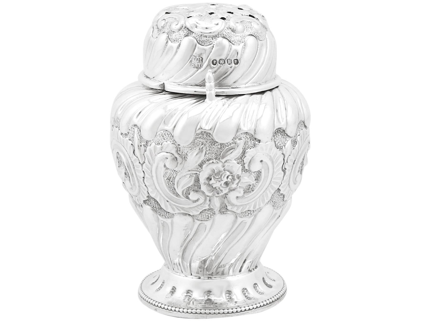 Fin du XIXe siècle Shakers à condiments victoriens en argent sterling (1885) en vente