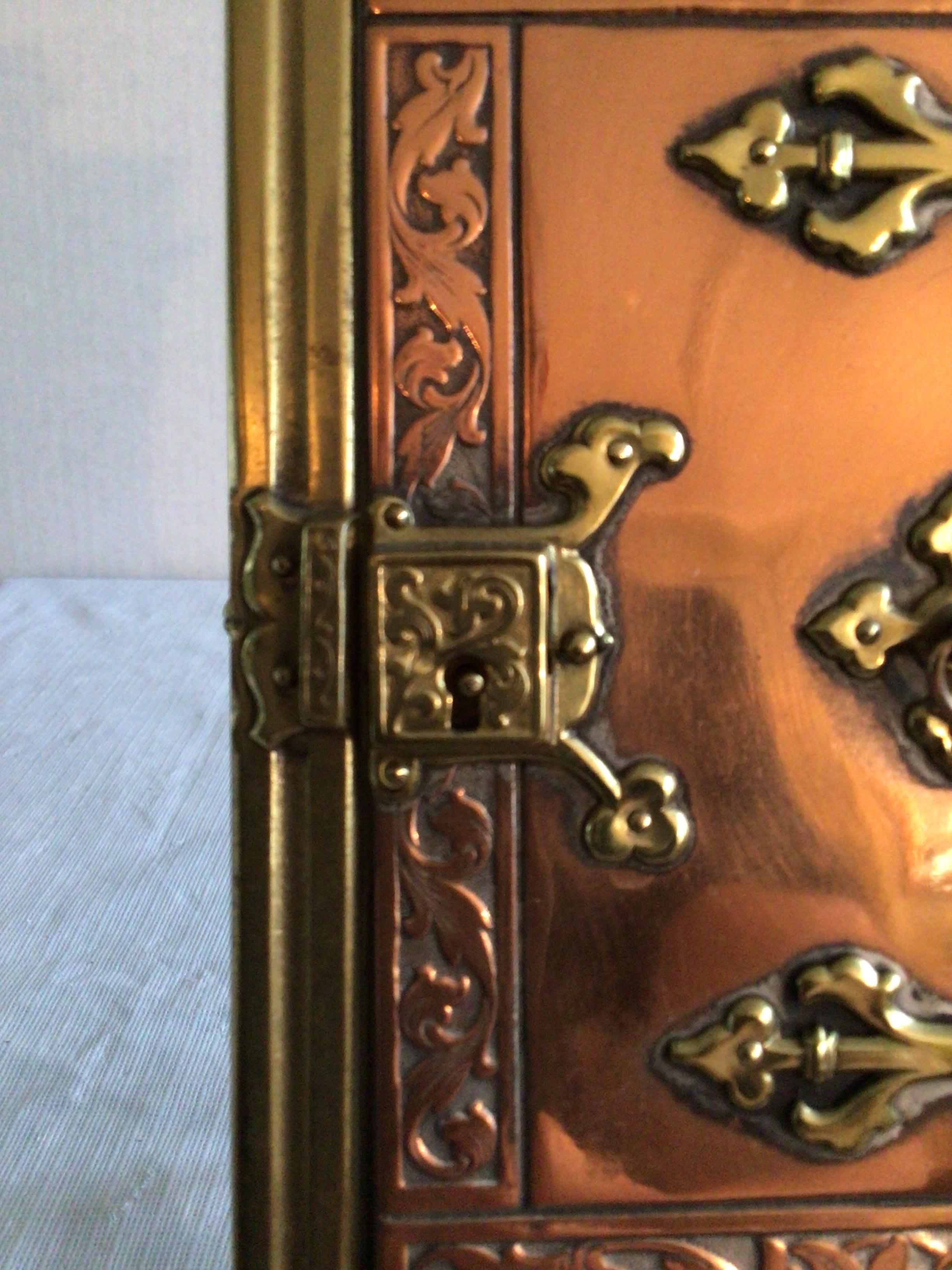 1880s Picture Frame With Hinged Door 1
