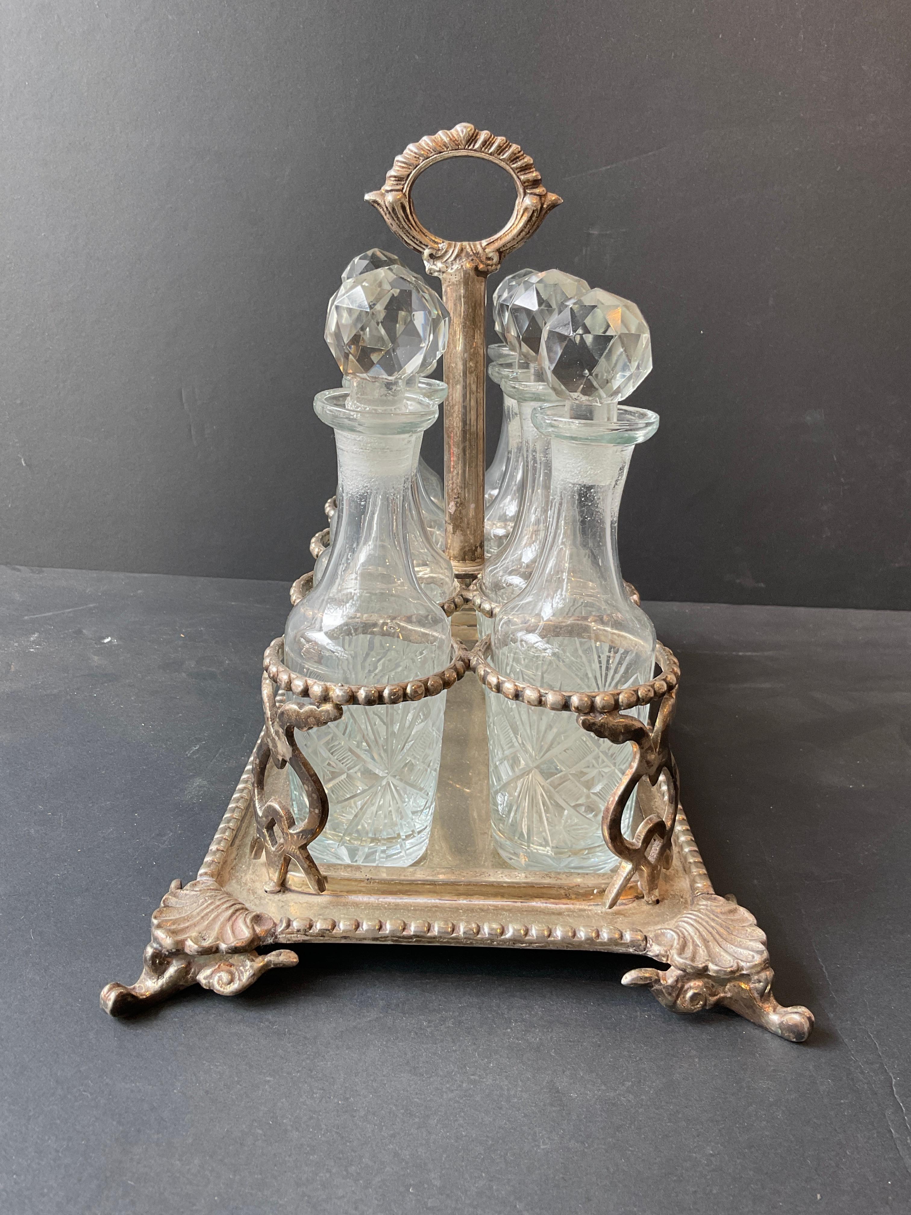 Set de 8 burettes en métal argenté des années 1880 Bon état - En vente à Tarrytown, NY