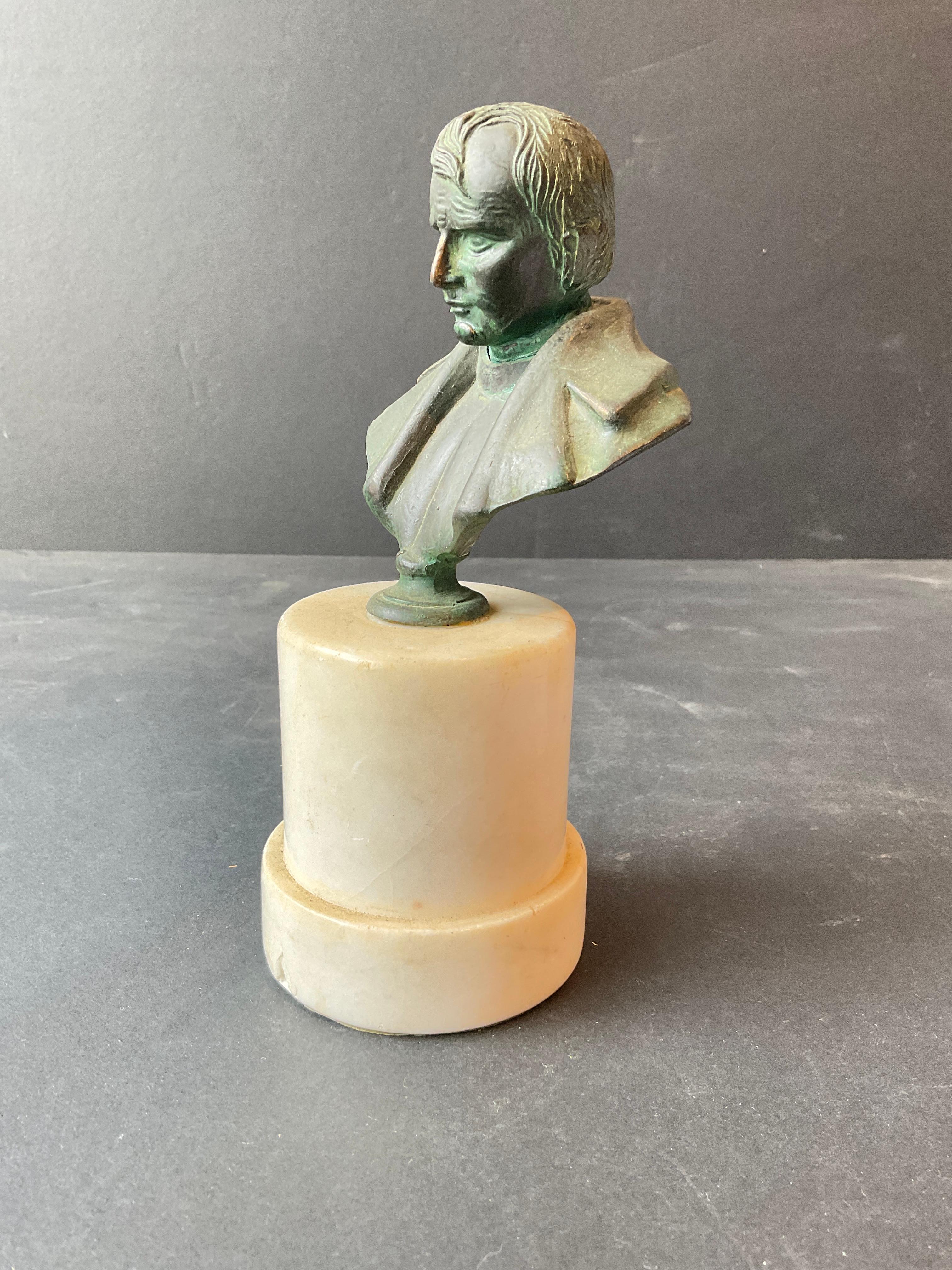 1880s  Piccolo busto in bronzo francese di Napoleone su base di marmo. La base è scheggiata, come si vede nell'immagine.