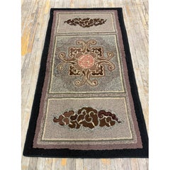 Tapis américain ancien de style folk des années 1880, en crochet, avec de petits médaillons gris et des symboles « Shou »