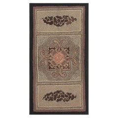 Tapis américain ancien de style folk des années 1880, en crochet, avec de petits médaillons gris et des symboles « Shou »