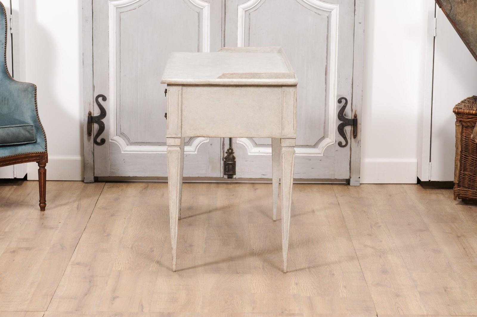 1880s Swedish Gustavian Style Painted Desk with Five Drawers and Tapered Legs For Sale 4