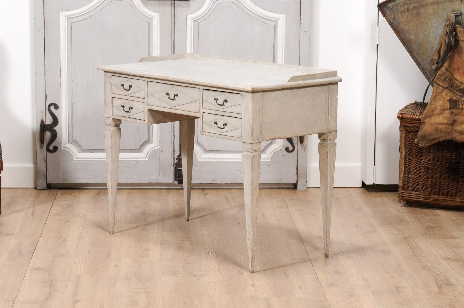 1880s Swedish Gustavian Style Painted Desk with Five Drawers and Tapered Legs For Sale 5