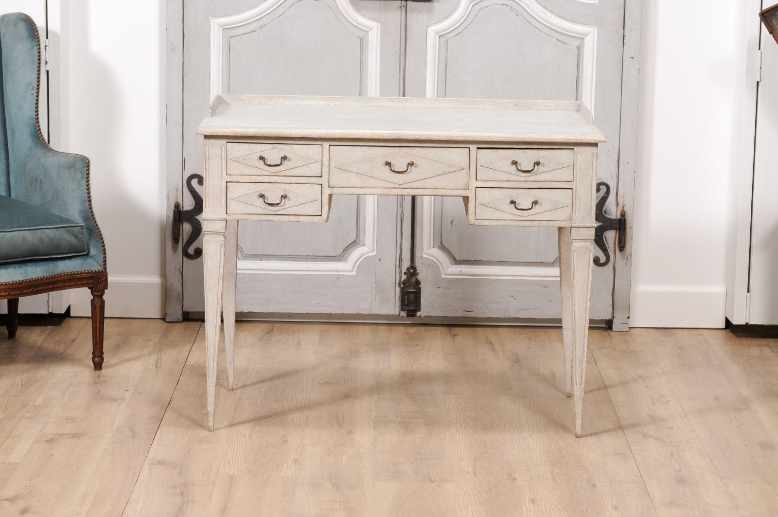 1880s Swedish Gustavian Style Painted Desk with Five Drawers and Tapered Legs For Sale 6