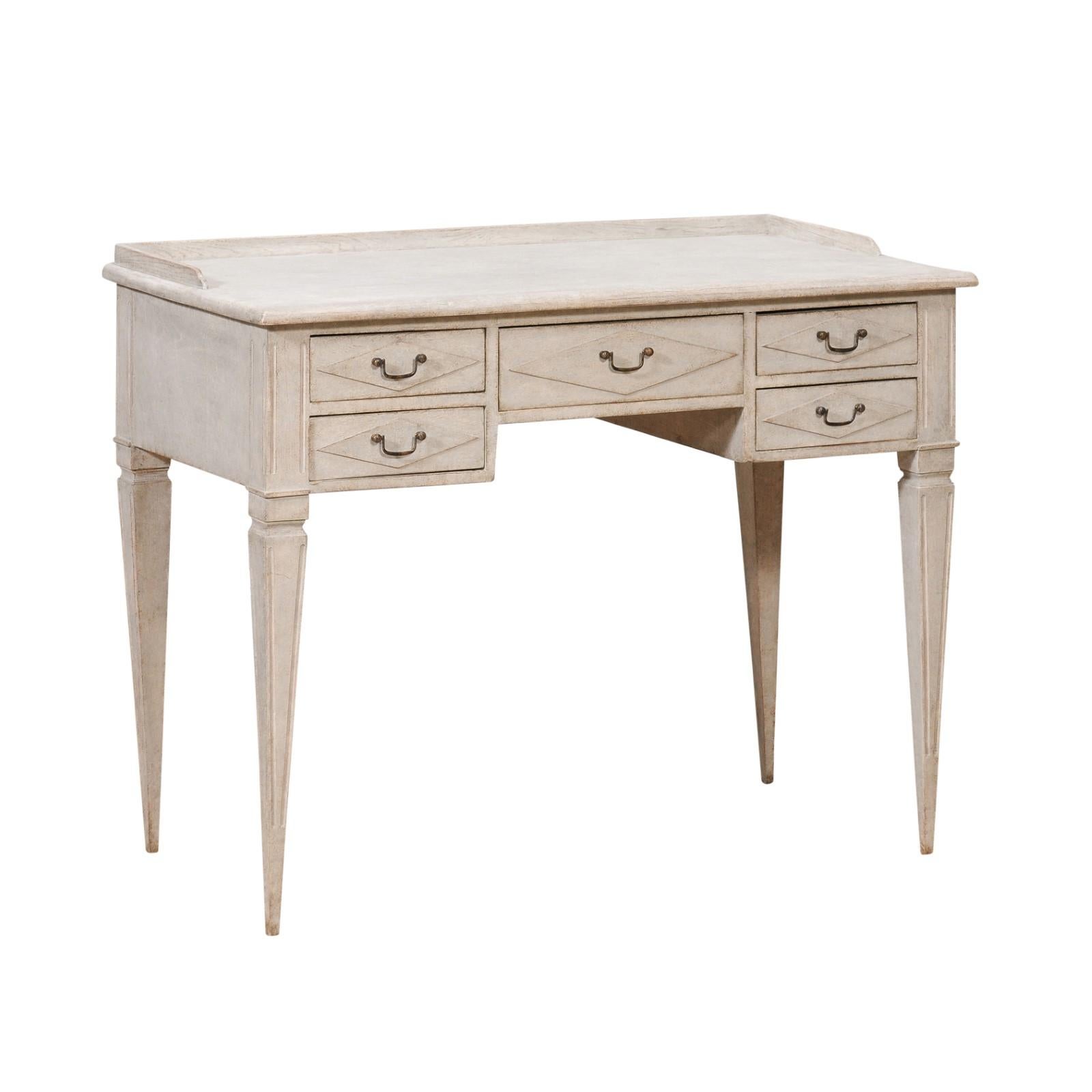 1880s Swedish Gustavian Style Painted Desk with Five Drawers and Tapered Legs For Sale 7