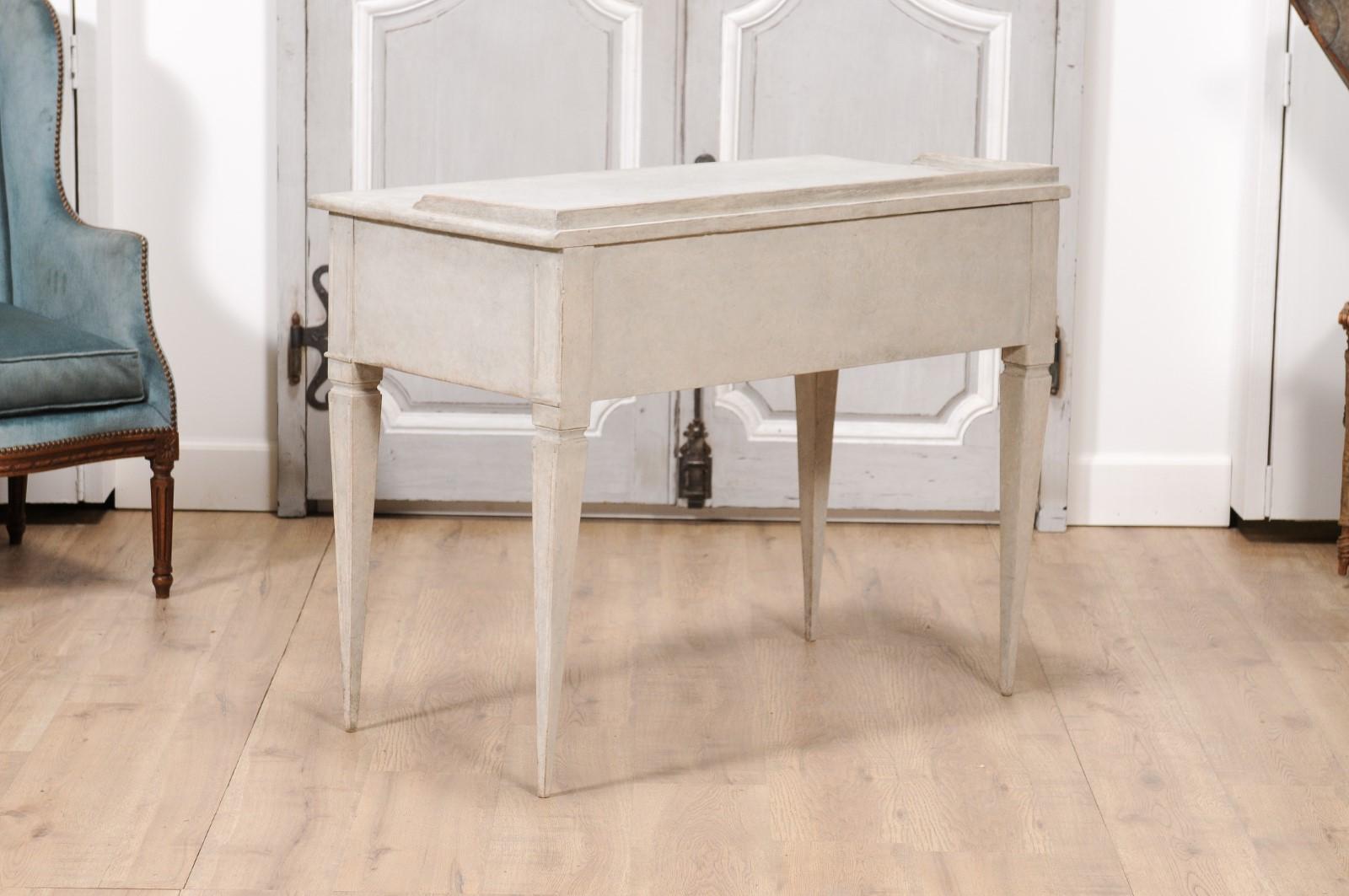 1880s Swedish Gustavian Style Painted Desk with Five Drawers and Tapered Legs For Sale 3