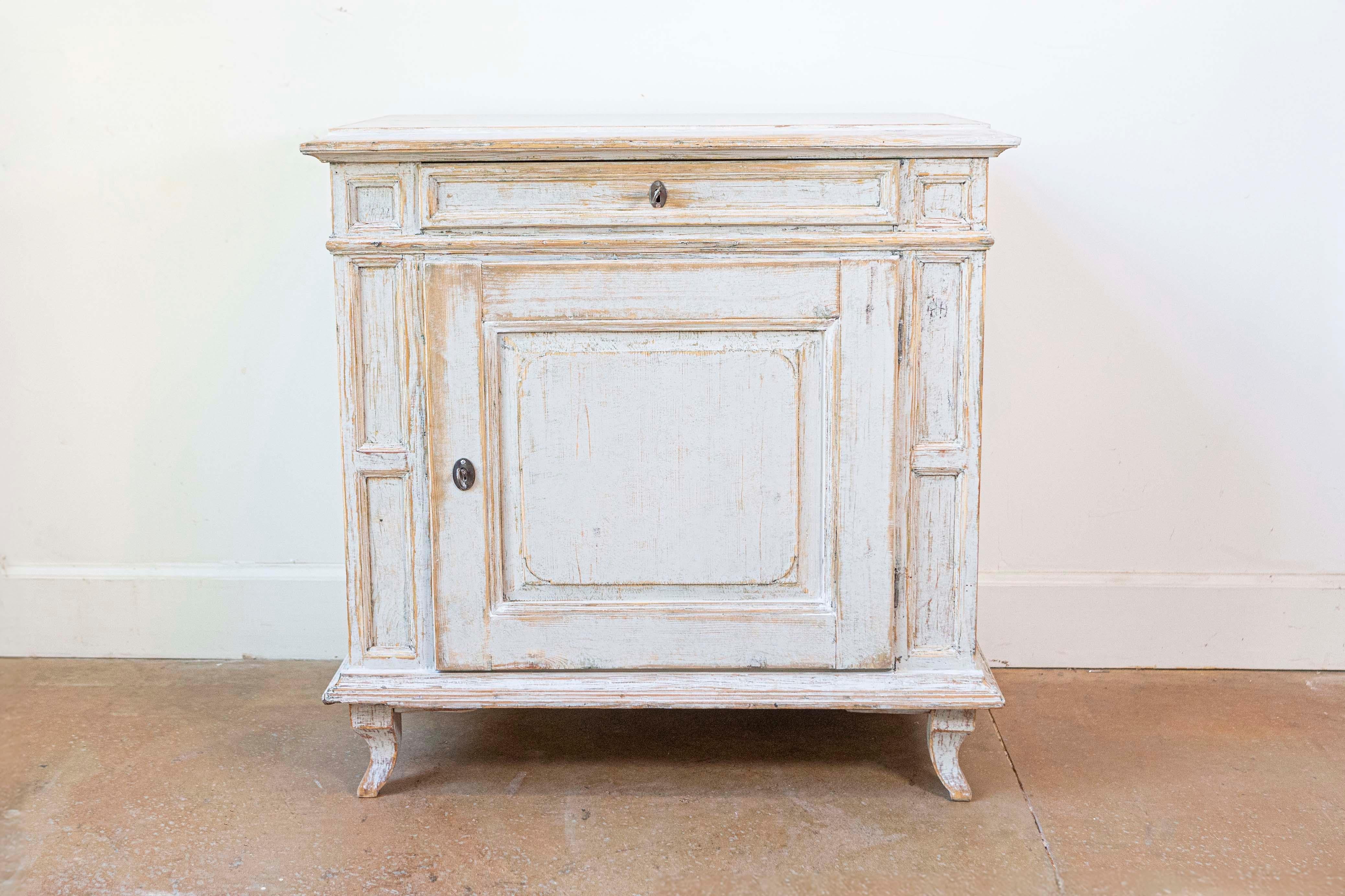 Armadietto svedese in legno verniciato grigio chiaro/medio del 1880 circa con un cassetto singolo su un'anta singola, legno a vista, pannelli incassati con accenti modanati e piedini piccoli e ricurvi. Abbellisci la tua casa con la raffinatezza