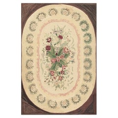 Tappeto americano in lana annodata e agganciata in stile folk art con rose antiche beige, anni ’80 del XIX secolo