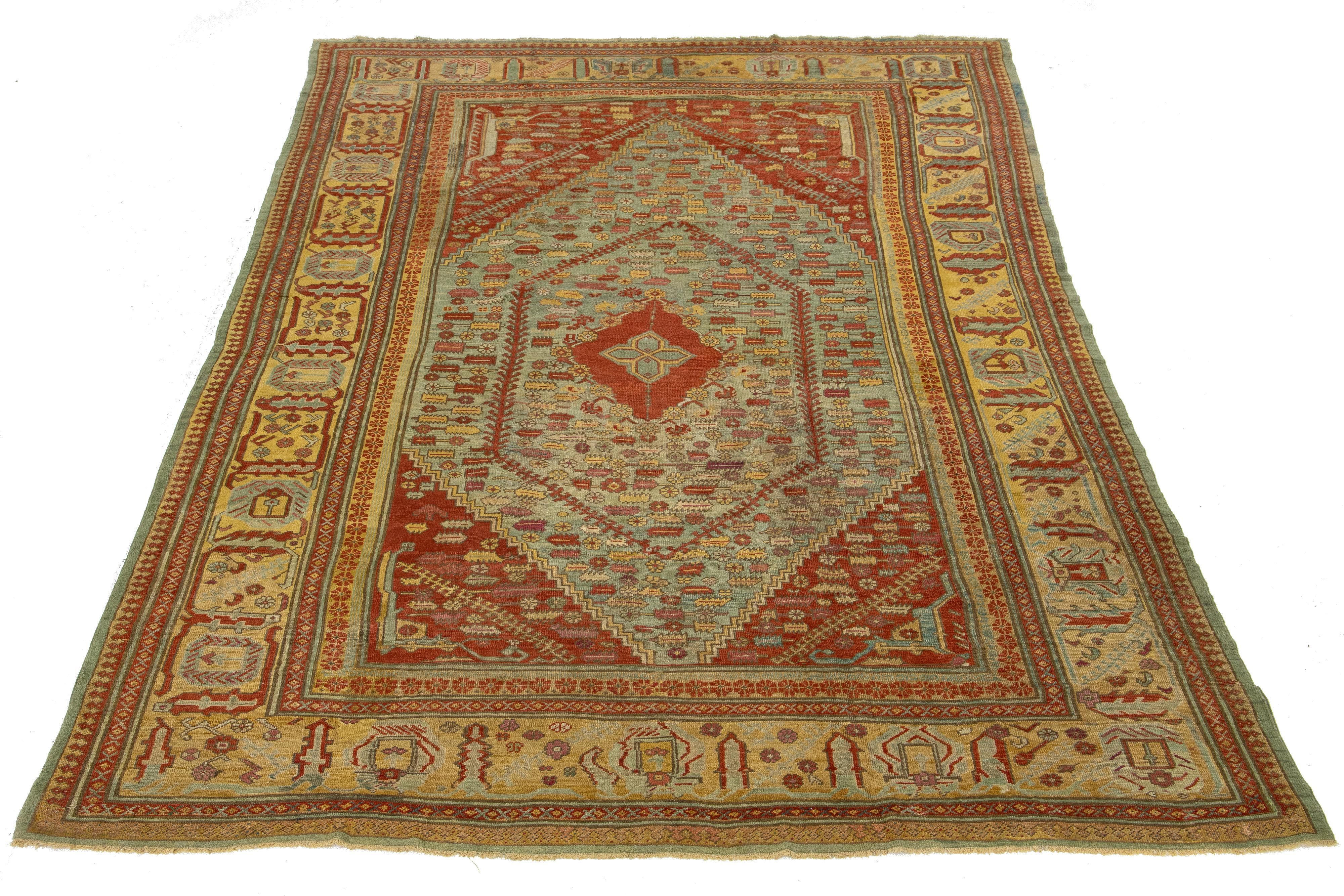 Dieser türkische Oushak-Teppich ist wirklich einmalig! Er ist aus weicher Wolle handgeknüpft und besticht durch seine blaue und rote Farbgebung. Der Teppich zeichnet sich durch ein wunderschönes florales Allover-Muster aus, das mit auffälligen