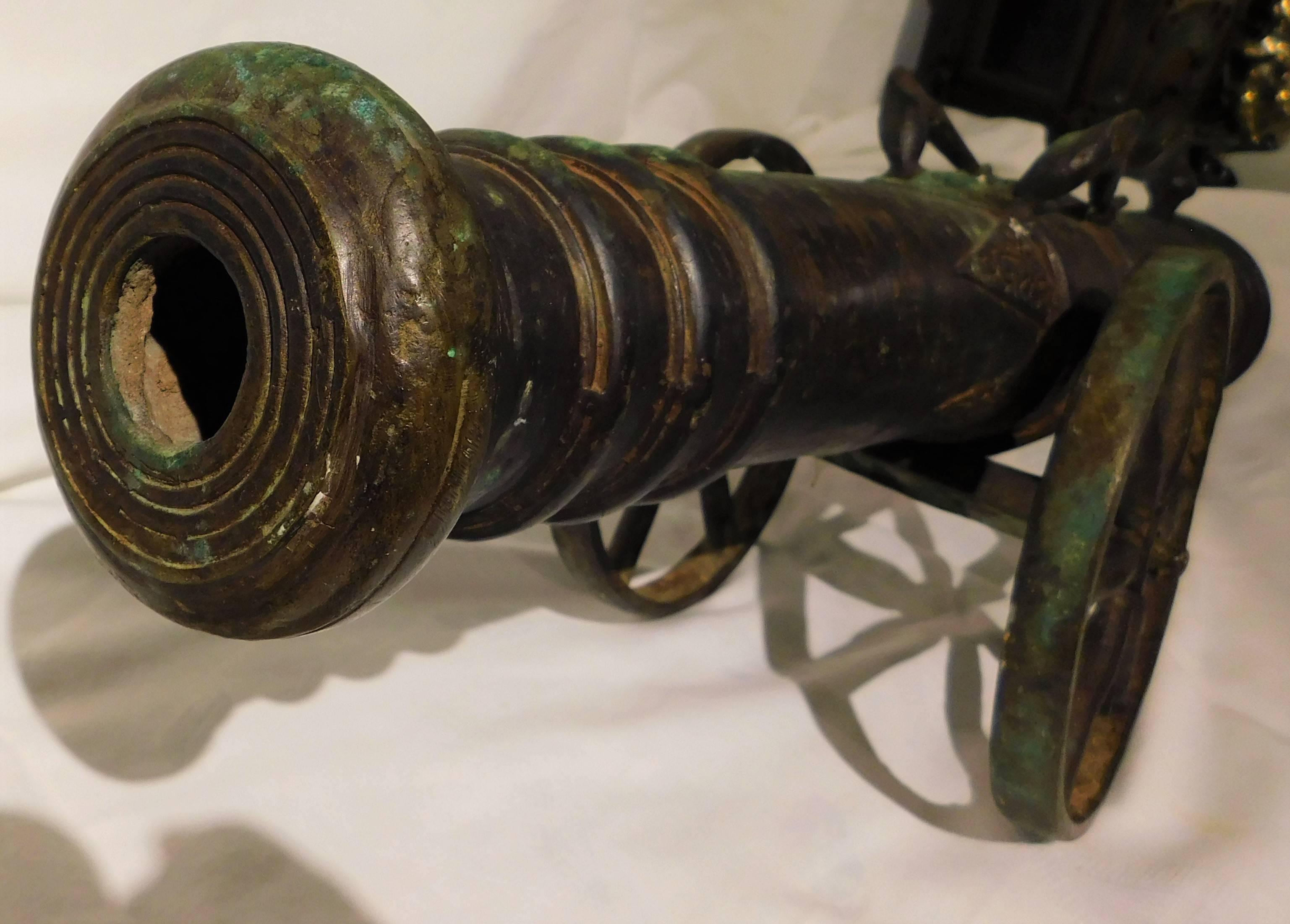Diese viktorianische Signalkanone aus Bronze und Gusseisen hat eine schöne Patina und ist mit dem Buchstaben V graviert.