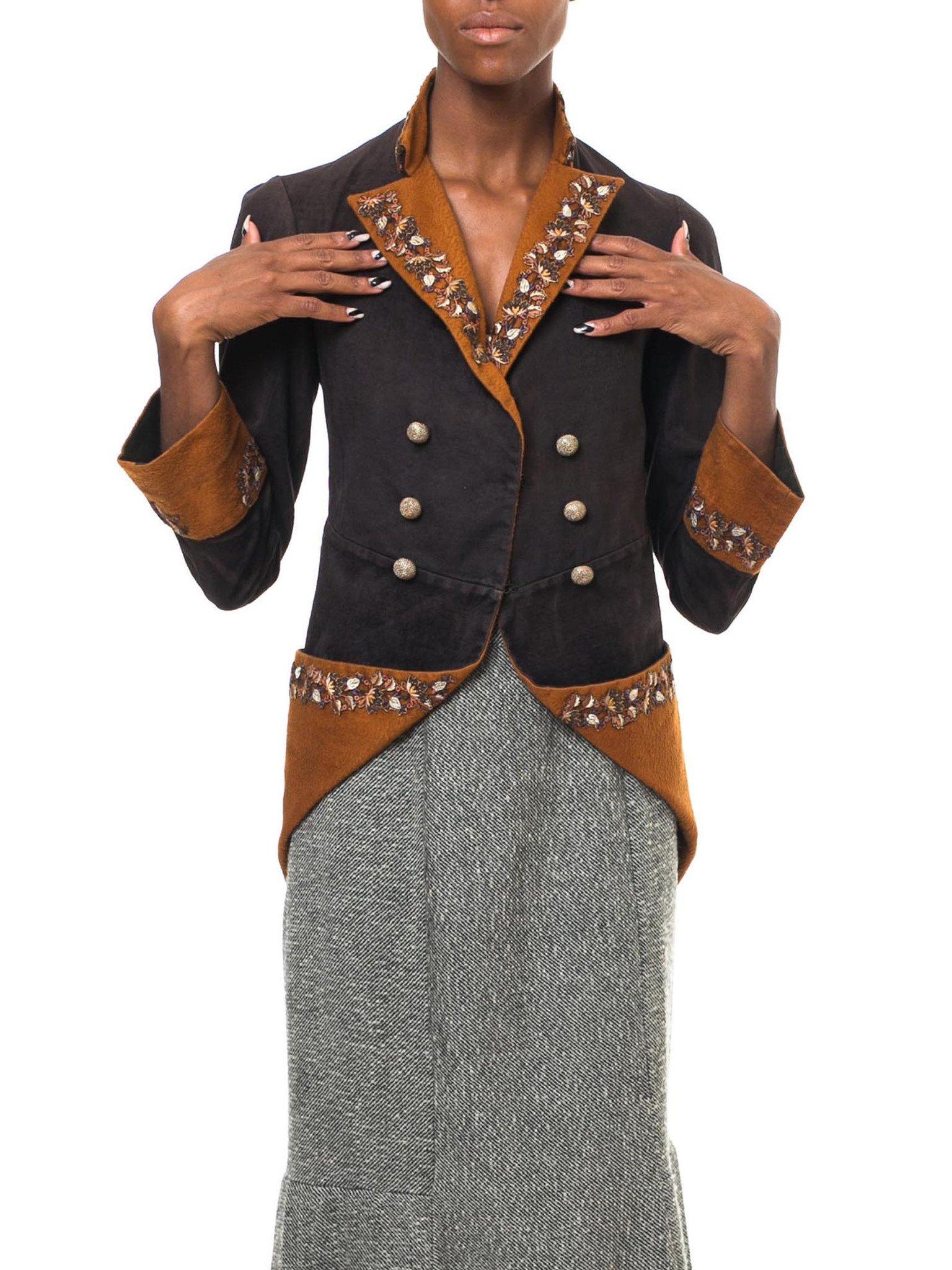 Veste victorienne en velours de coton et de laine marron 1880S 18Th Century Revival Redingote Jacket With Floral Embroidered Trim 60's Gold Buttons