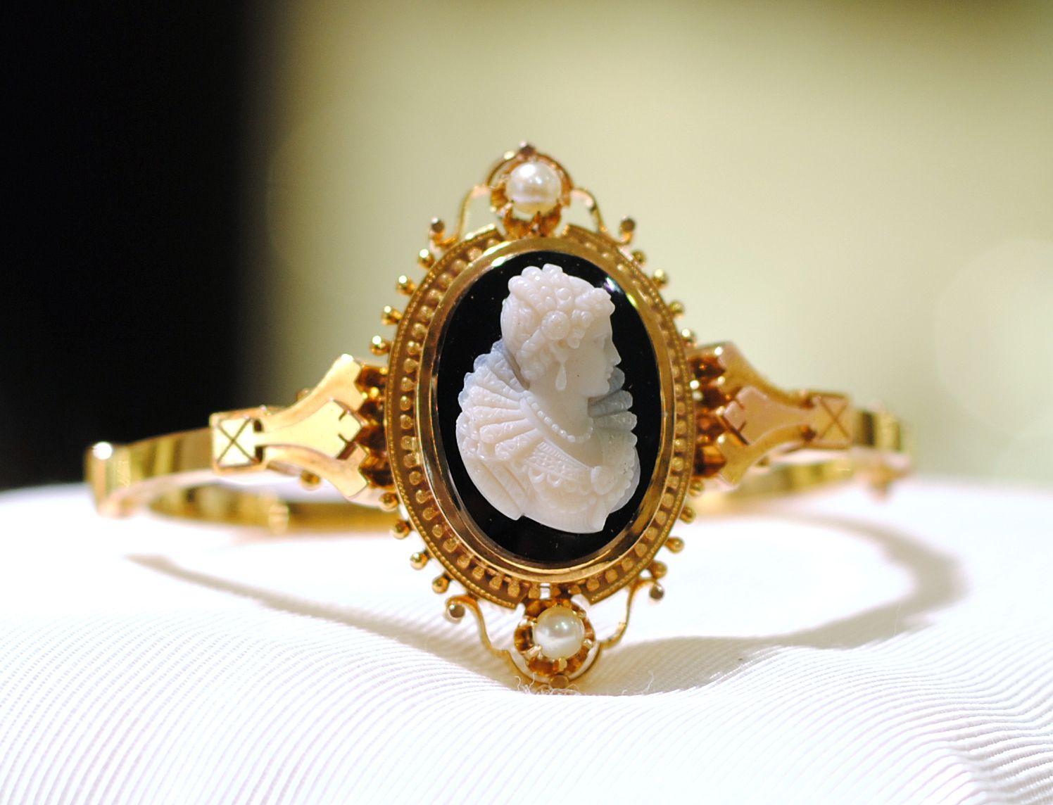 1880s Victorian Cameo Bangle Bracelet with Pearls in Yellow Gold For Sale 2