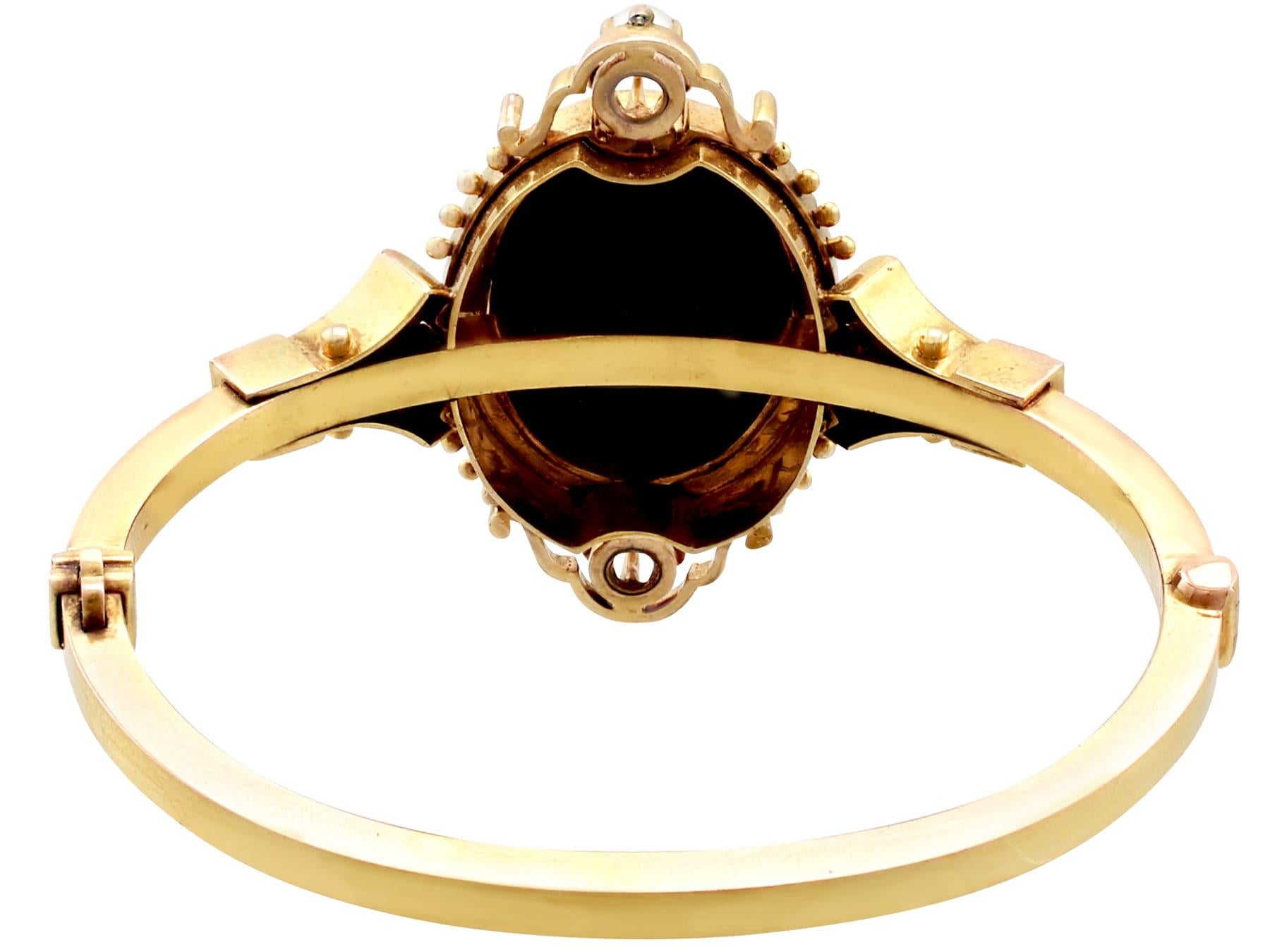 Taille ovale Bracelet jonc camée victorien des années 1880 avec perles en or jaune en vente