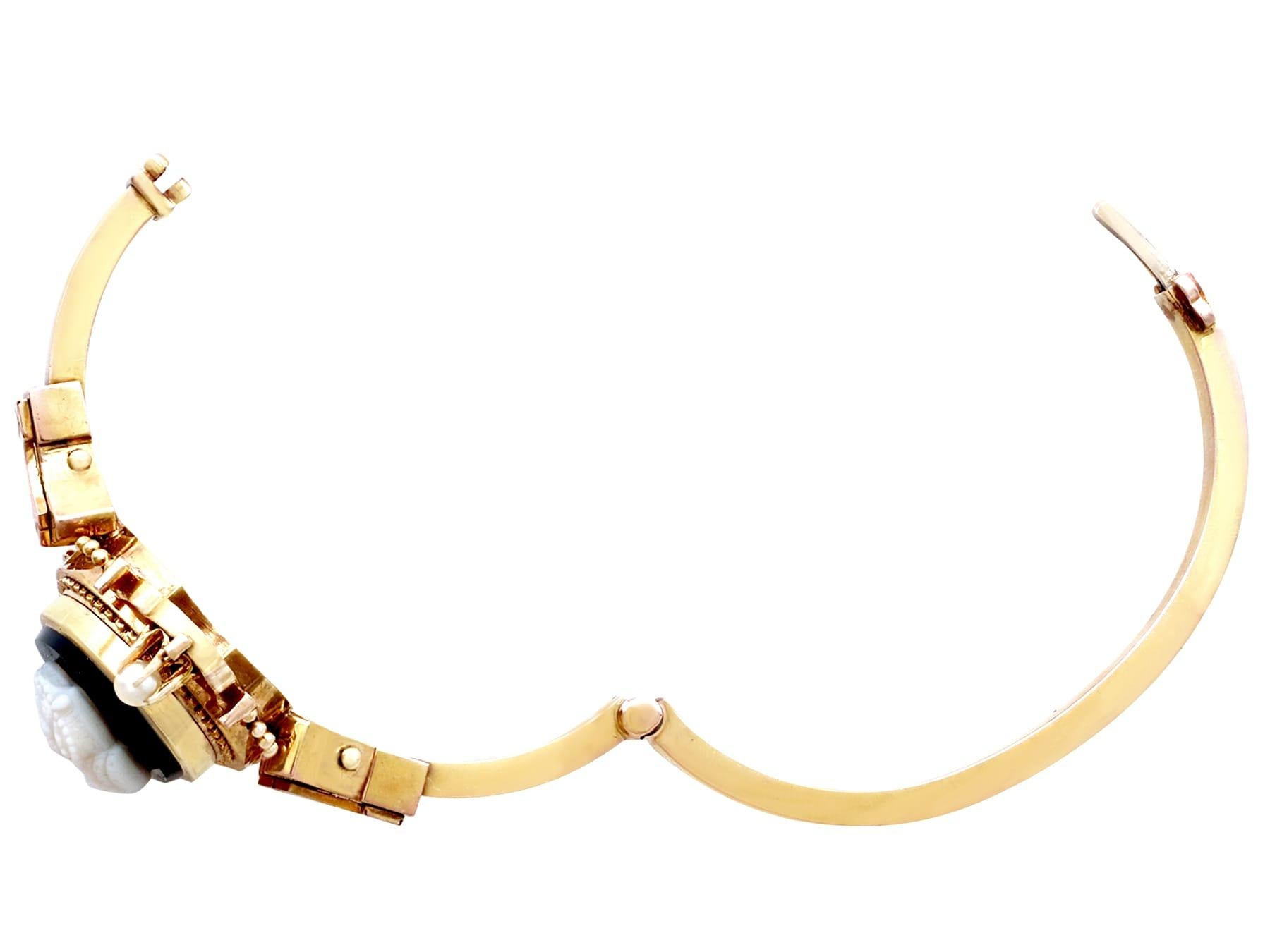 Bracelet jonc camée victorien des années 1880 avec perles en or jaune Excellent état - En vente à Jesmond, Newcastle Upon Tyne