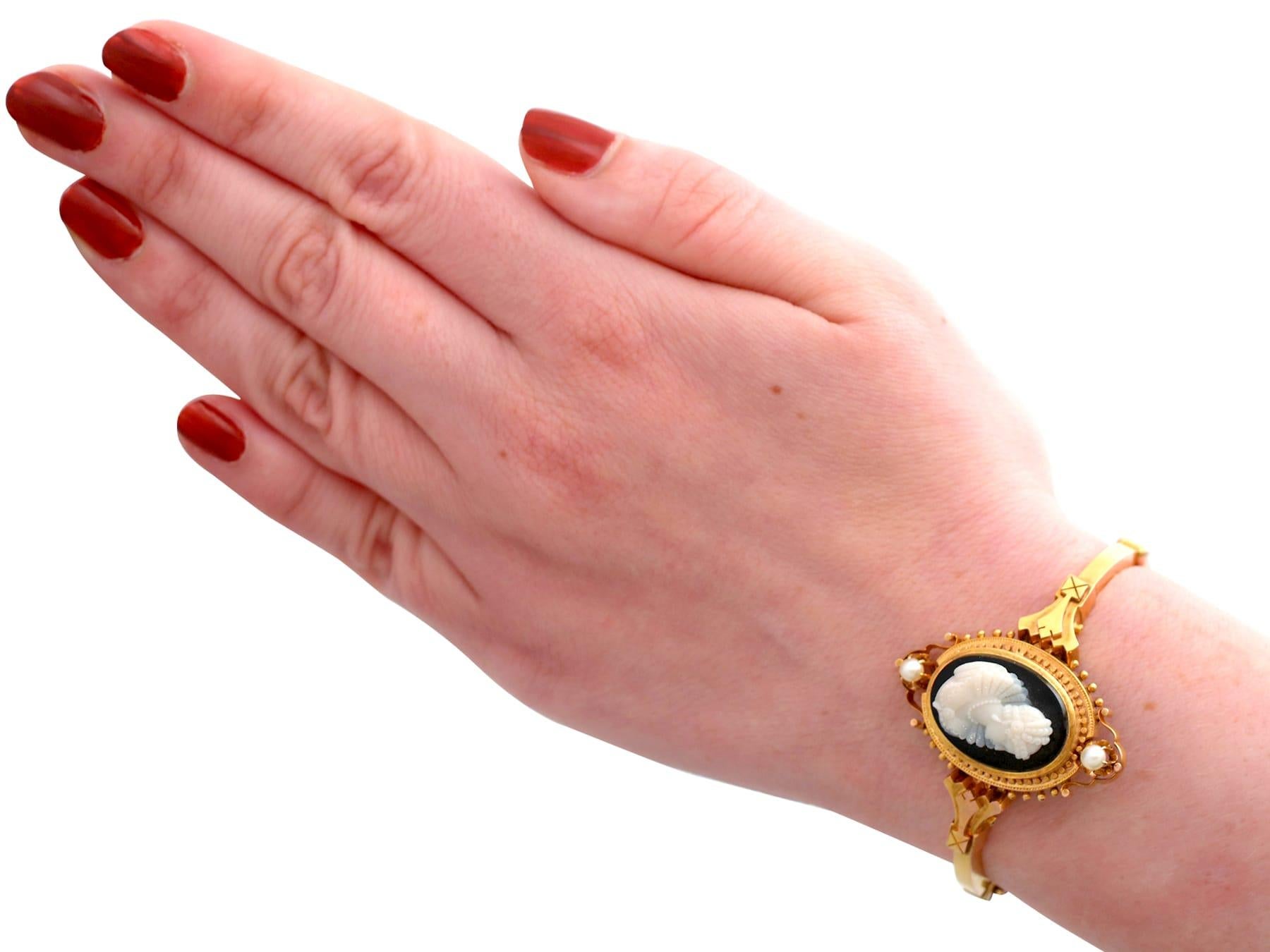 Bracelet jonc camée victorien des années 1880 avec perles en or jaune en vente 1