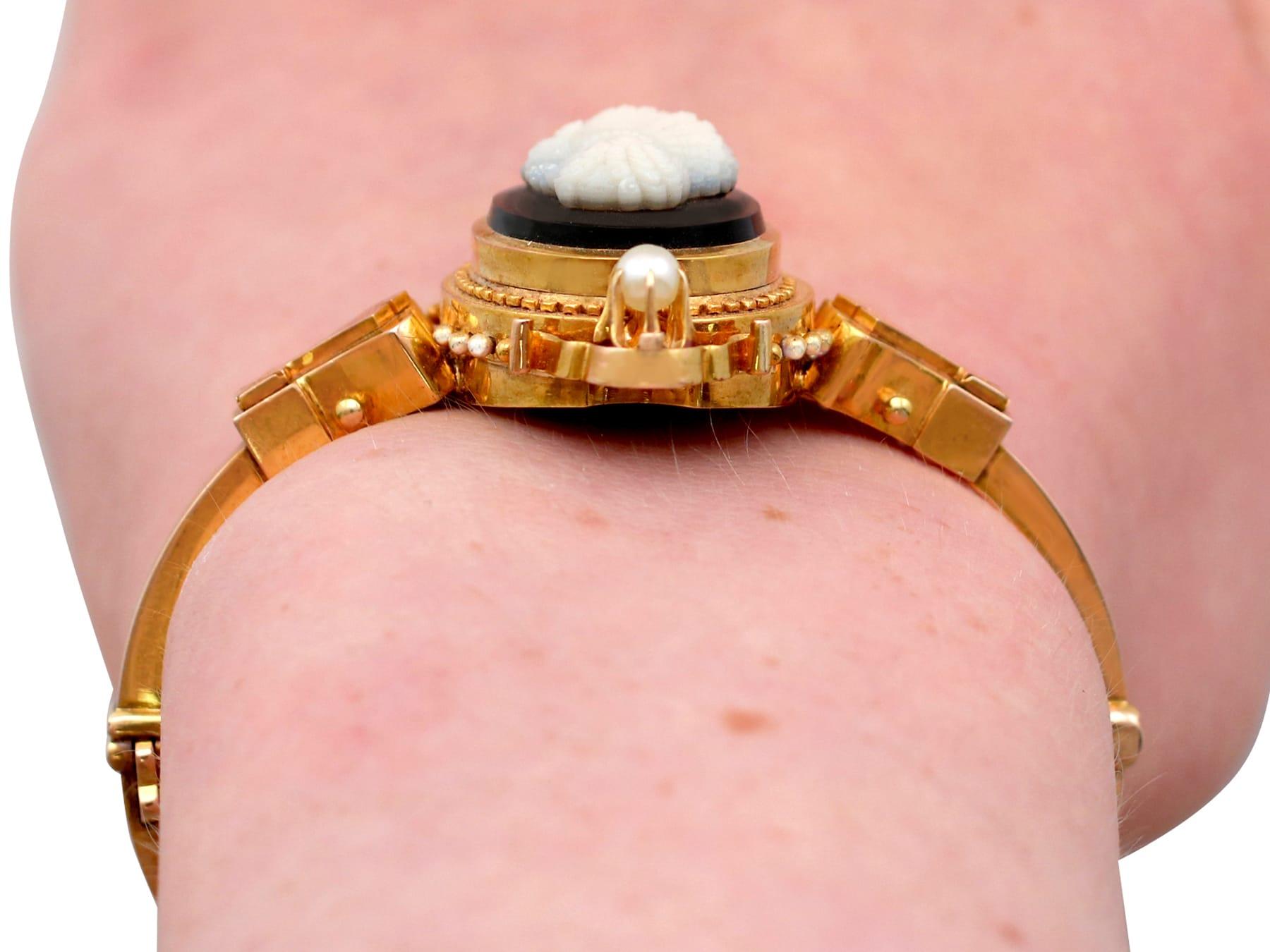 Bracelet jonc camée victorien des années 1880 avec perles en or jaune en vente 3