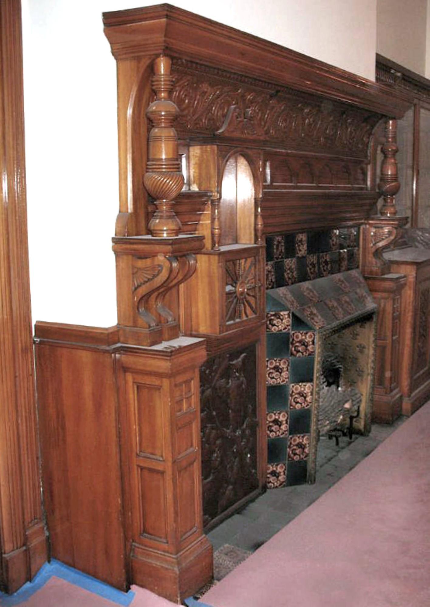 Viktorianische geschnitzt skurrilen Ahorn Mantel gedreht Säulen und Kragsteine (amerikanisch) im Angebot