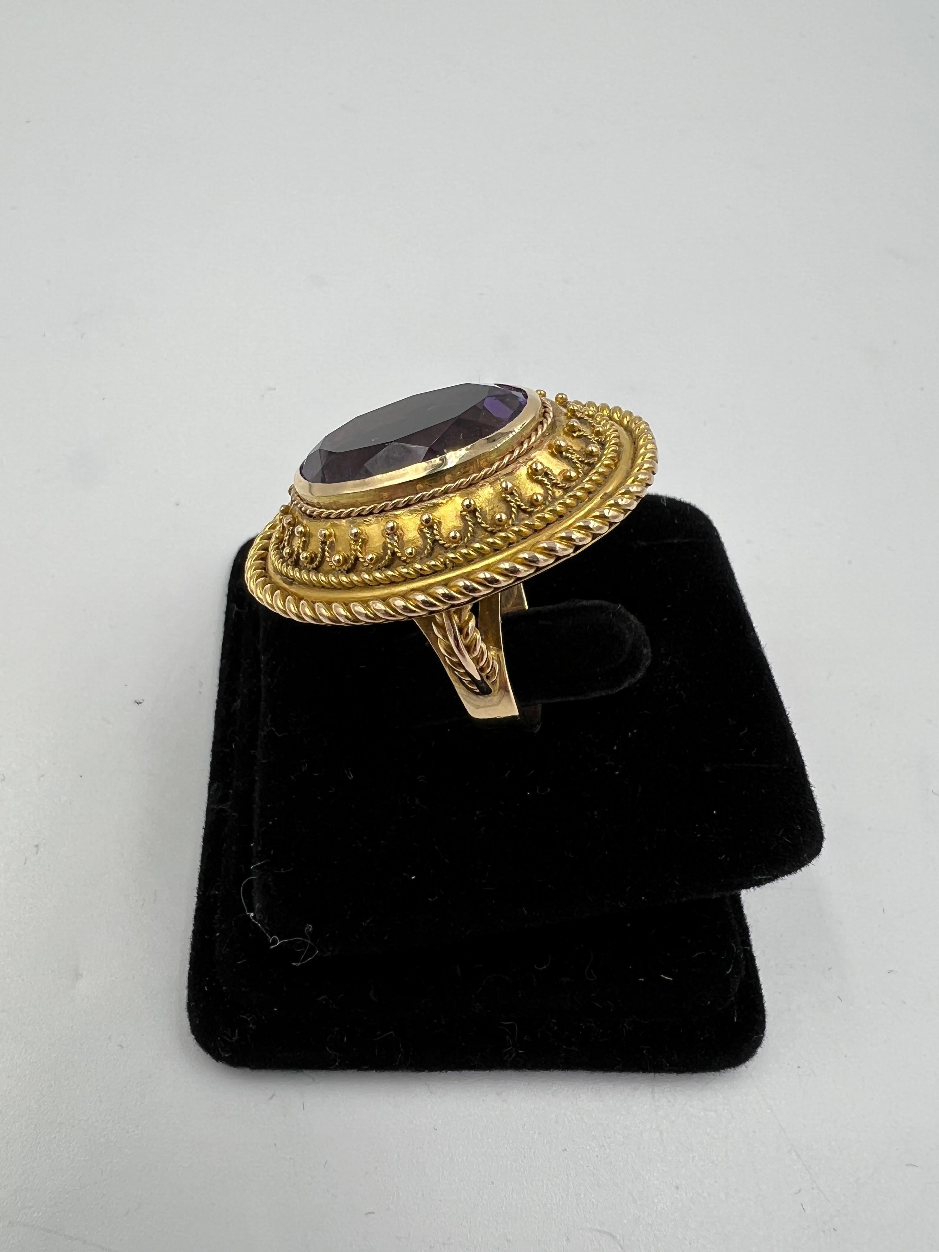 Anello vittoriano Etruscan Revival con ametista in oro 14k del 1880 in vendita 3