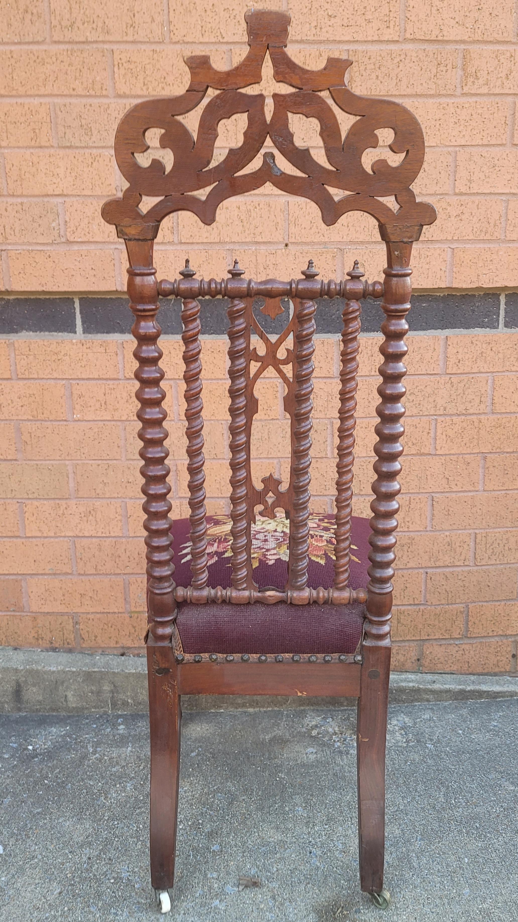 Americano Sedia laterale in mogano e agugliato del 1880, in stile revival gotico-vittoriano in vendita