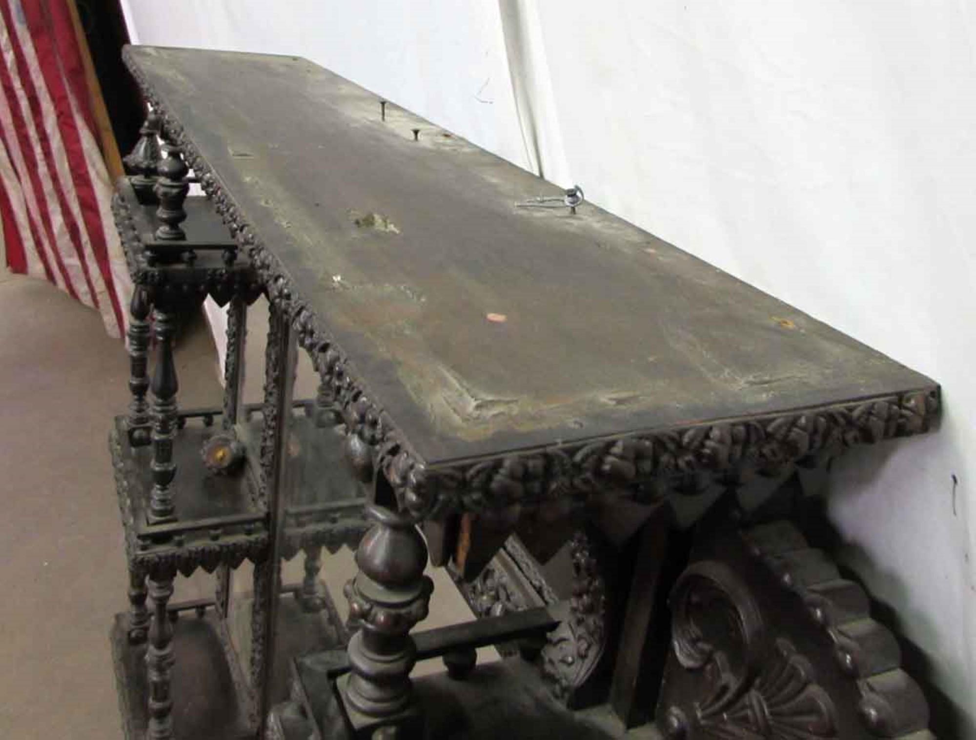 Cheminée victorienne des années 1880 en bois foncé sculpté à la main surmontée d'étagères 3