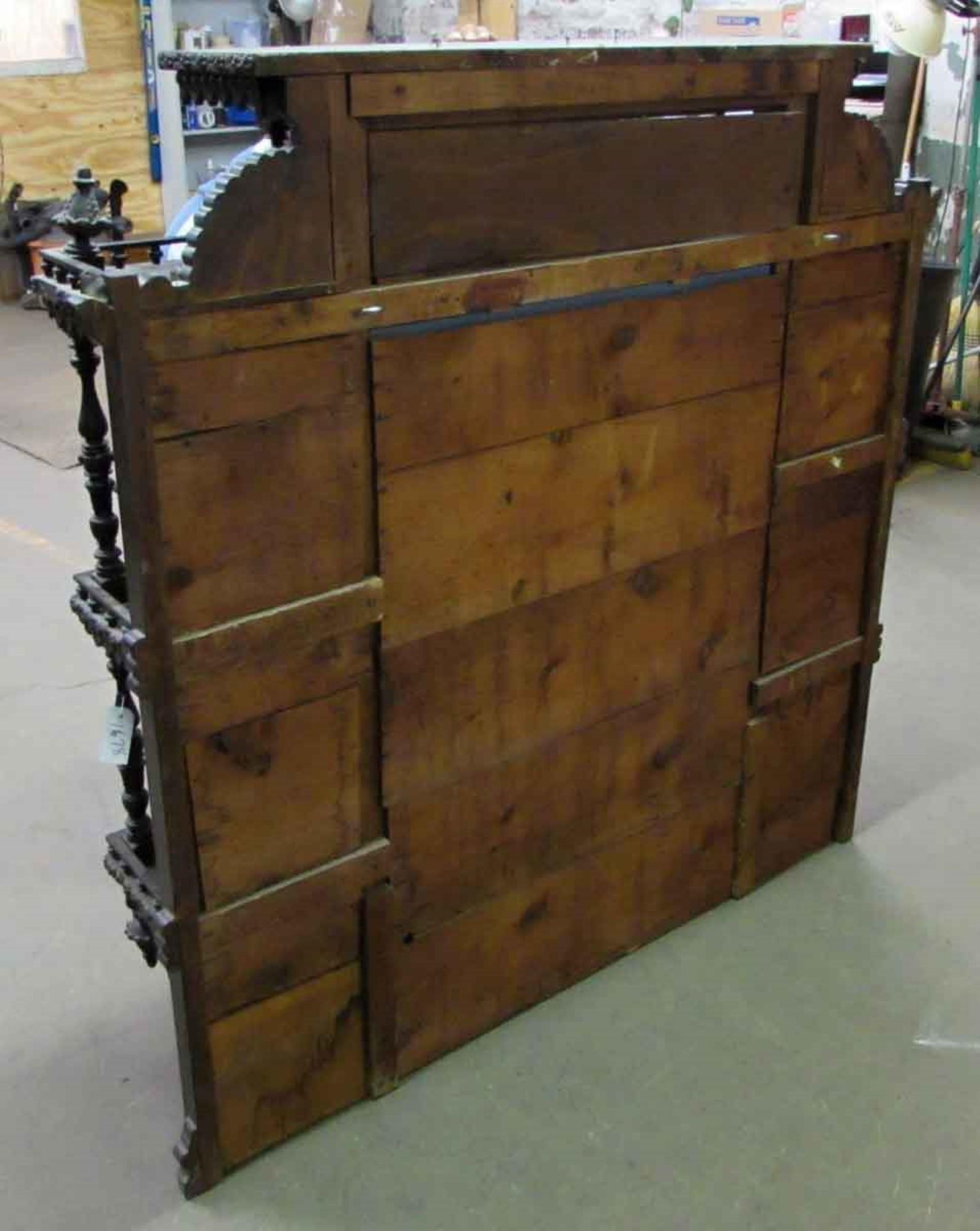 Cheminée victorienne des années 1880 en bois foncé sculpté à la main surmontée d'étagères 4