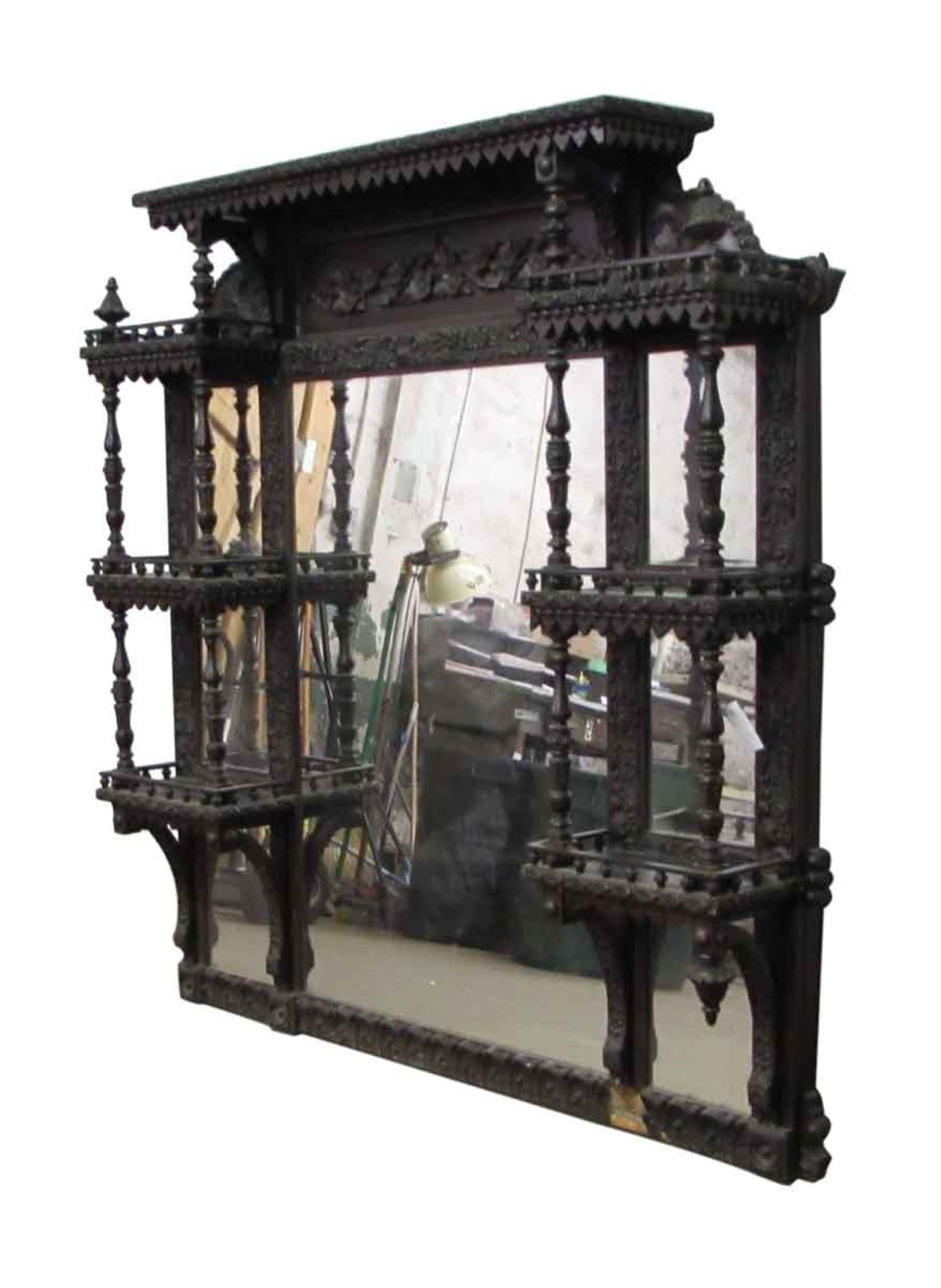 Miroir de cheminée en bois sculpté dans les tons sombres de l'époque victorienne des années 1880, avec deux étagères de chaque côté. Quelques usures et quelques pièces manquantes. Veuillez voir les photos. Veuillez noter que cet article se trouve