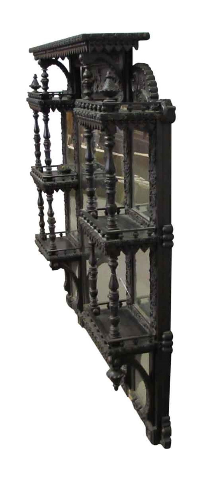 Victorien Cheminée victorienne des années 1880 en bois foncé sculpté à la main surmontée d'étagères