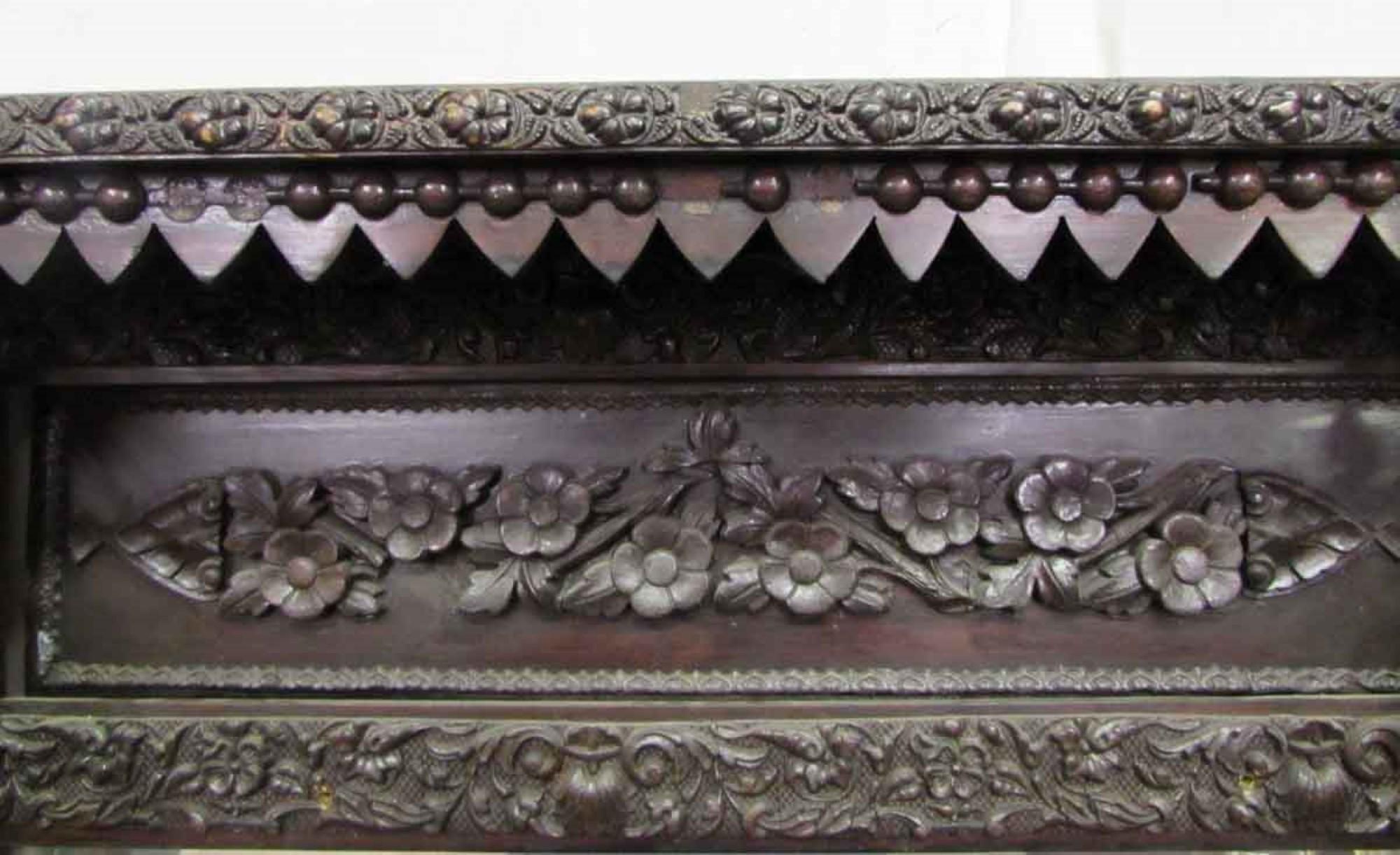 Américain Cheminée victorienne des années 1880 en bois foncé sculpté à la main surmontée d'étagères
