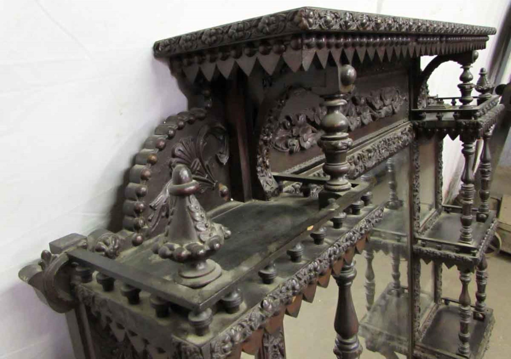 Miroir Cheminée victorienne des années 1880 en bois foncé sculpté à la main surmontée d'étagères