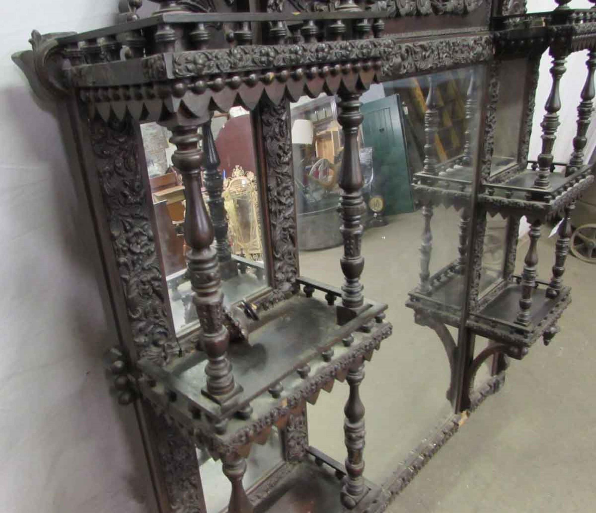 Cheminée victorienne des années 1880 en bois foncé sculpté à la main surmontée d'étagères 1