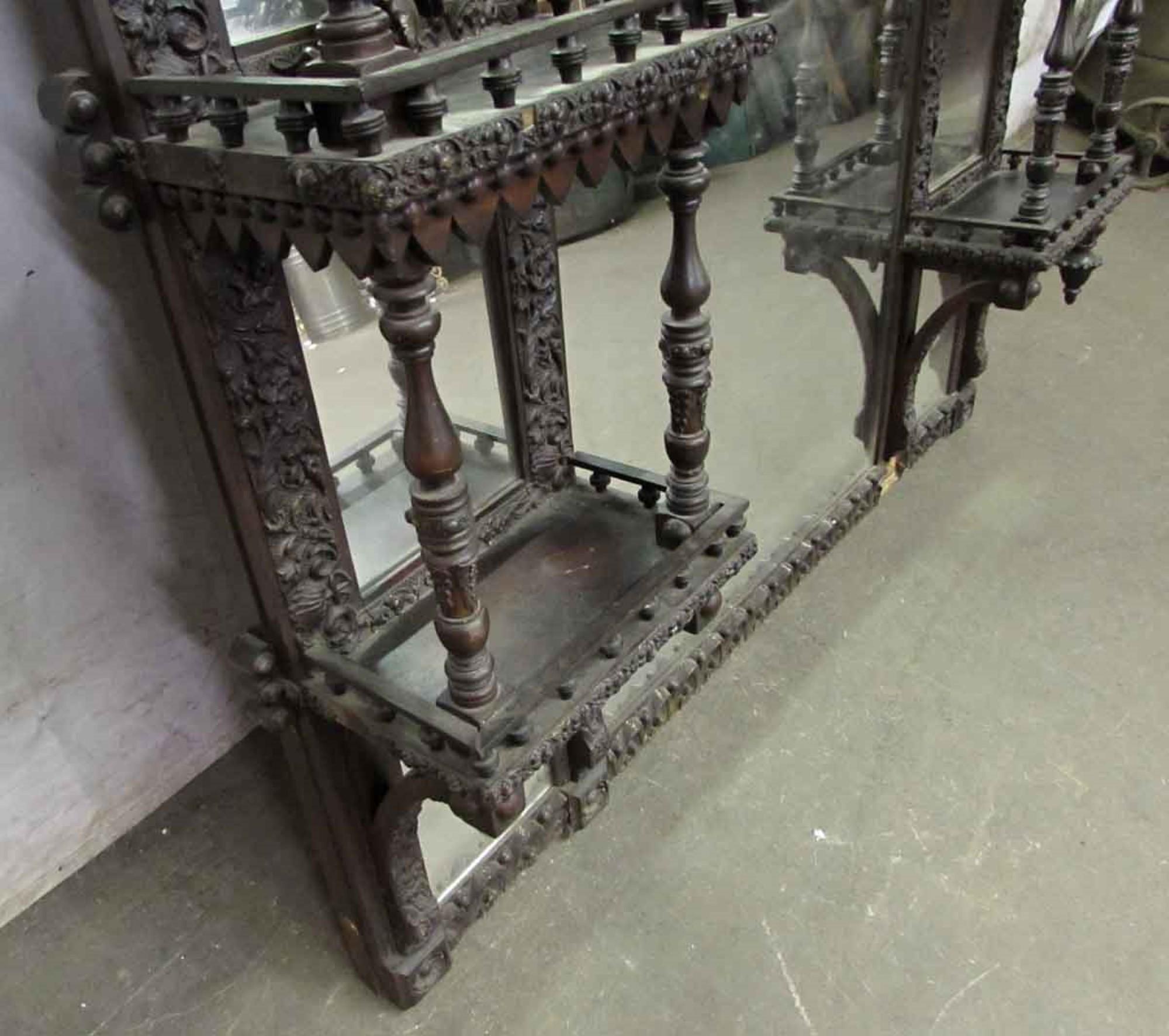 Cheminée victorienne des années 1880 en bois foncé sculpté à la main surmontée d'étagères 2