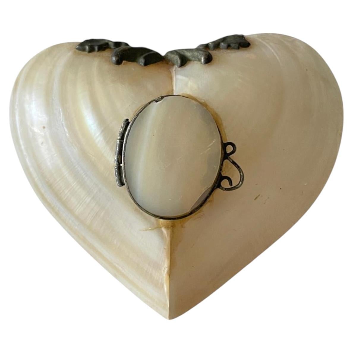 Collier avec pendentif médaillon victorien en forme de cœur en coquillage, des années 1880 en vente