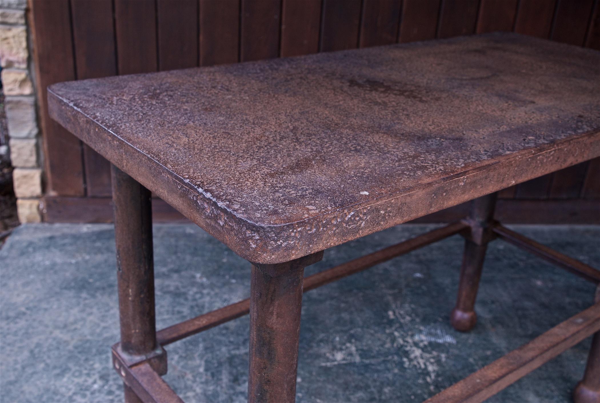 1880 Mesa de trabajo victoriana mercantil de hierro forjado Consola industrial vintage en venta 3