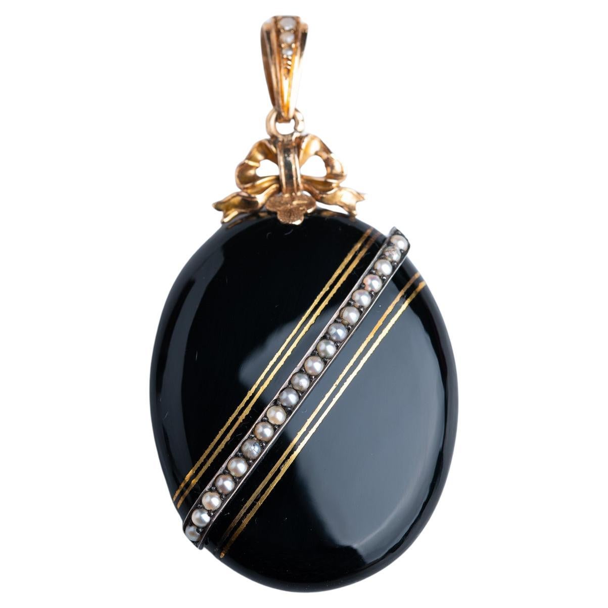 Médaillon de deuil victorien en onyx avec incrustation d
or 14K en or massif datant de 1880