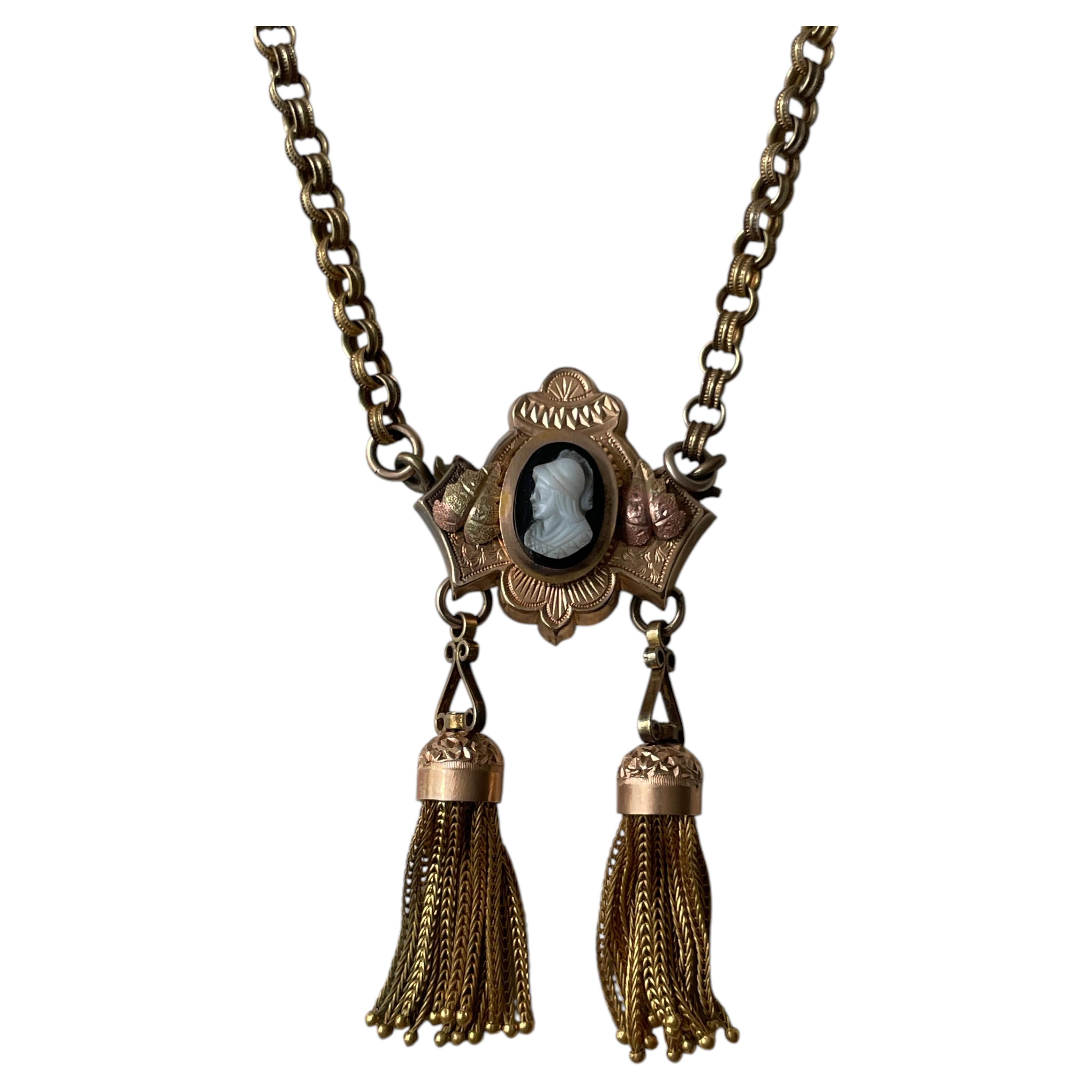 Collier à glissière de style victorien des années 1880, avec chaîne de livre ornée d'un camée en onyx restauré et de deux pompons