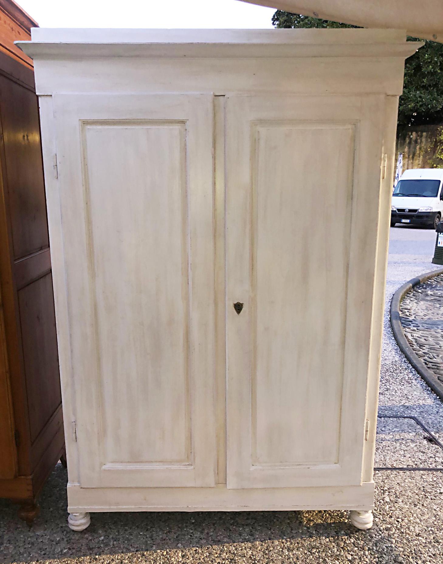Original antique wardrobe removable, Tuscan fir with two doors, shabby white color with two internal drawers and clothes rail.
Size cm: 132 + 11 frame x 60 x 200 H
Comes from an old country house in the Chianti area of Tuscany.
Given the weight and