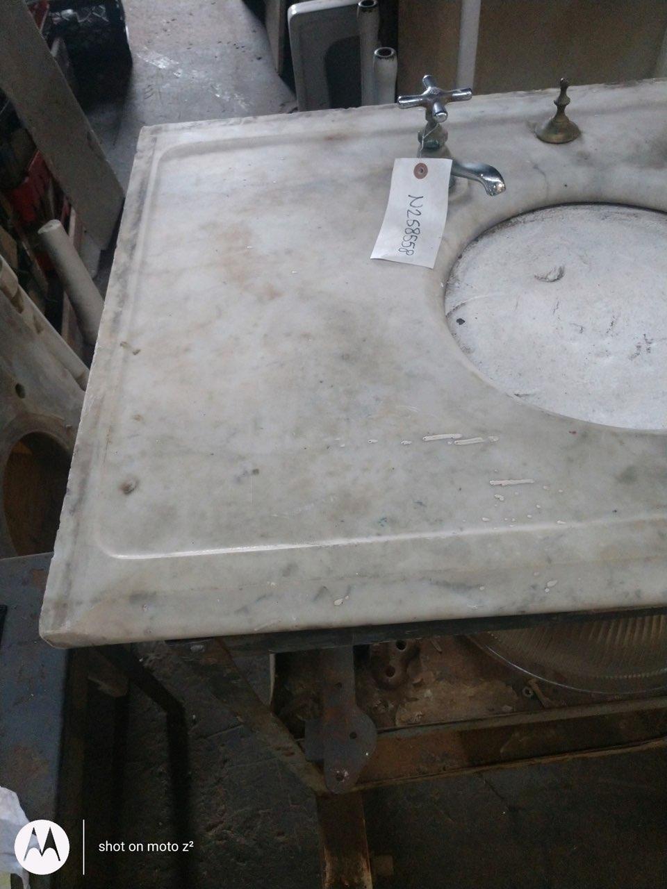 1880s Wide Marble Sink Top with a Circle Bowl Opening In Good Condition For Sale In New York, NY