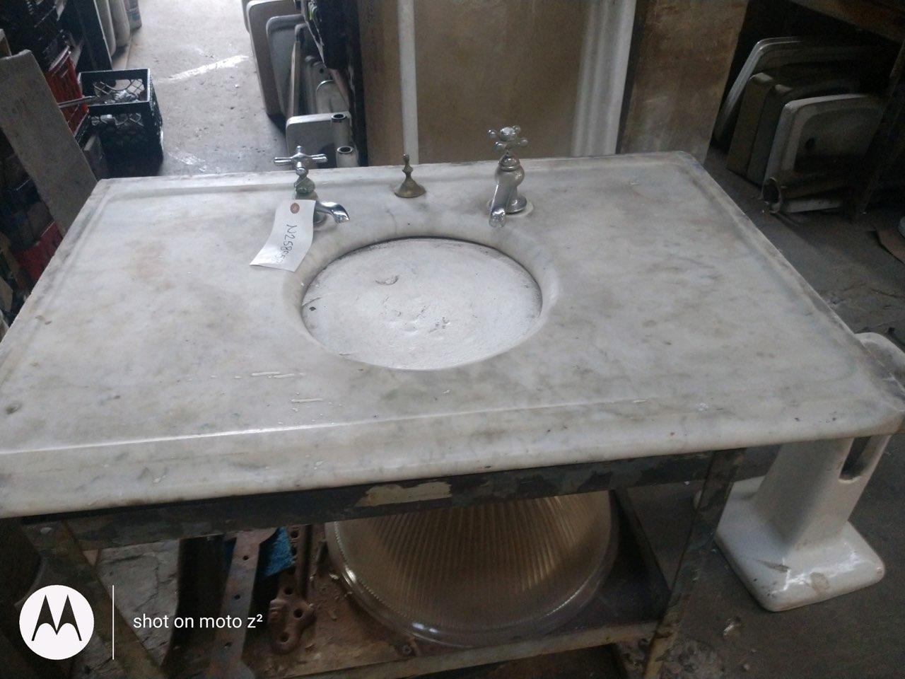 1880s Wide Marble Sink Top with a Circle Bowl Opening In Good Condition In New York, NY